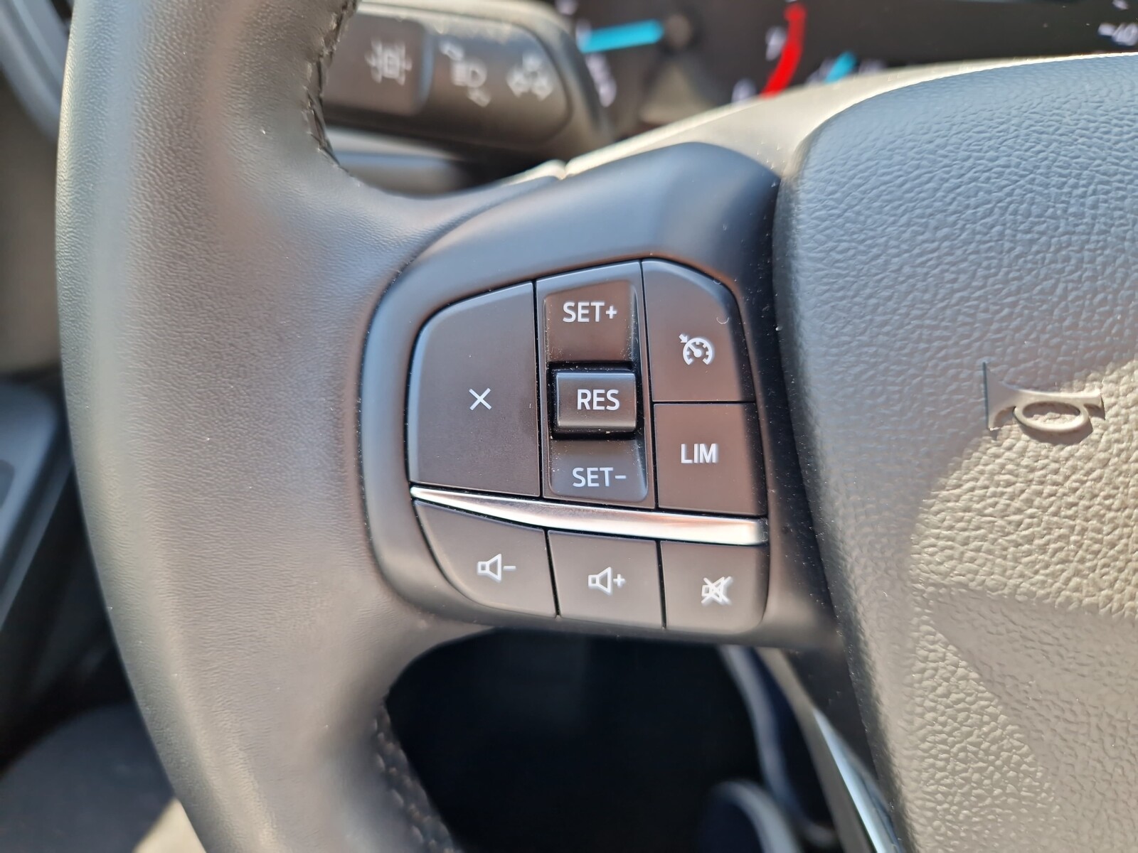 Ford Kuga - zdjęcie 34