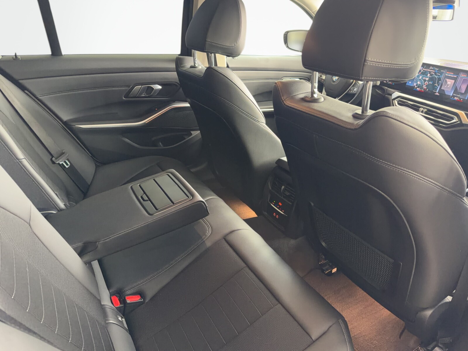 BMW 318i - zdjęcie 18