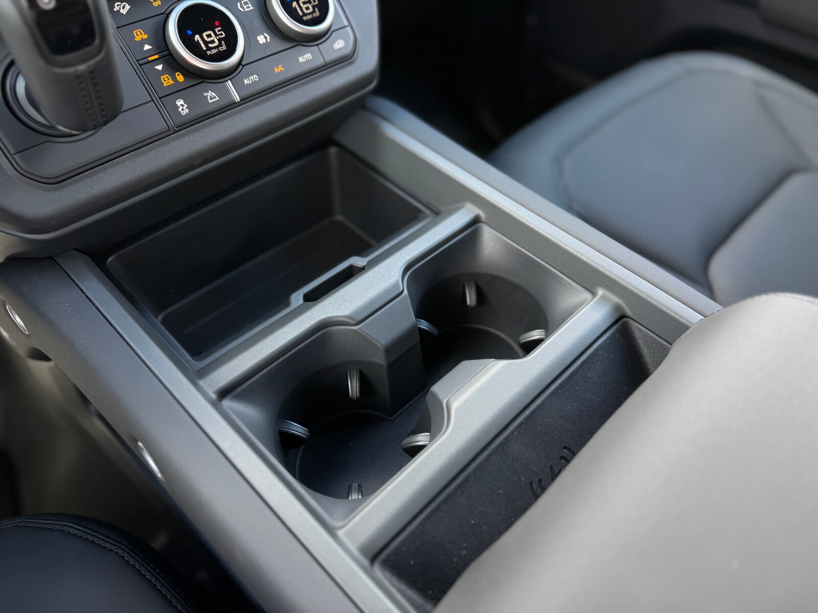 Land Rover Defender 110 - zdjęcie 9