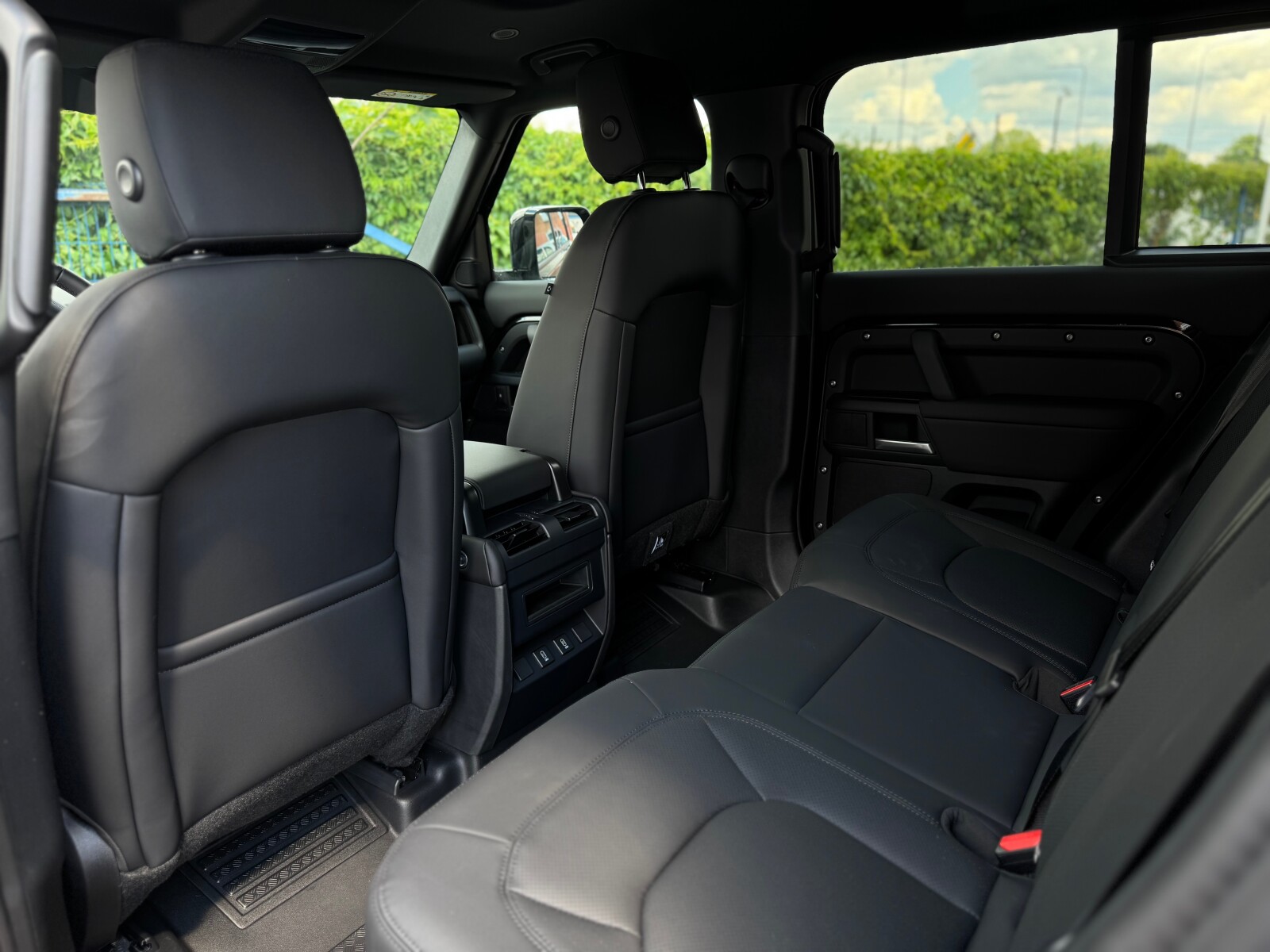 Land Rover Defender 110 - zdjęcie 18