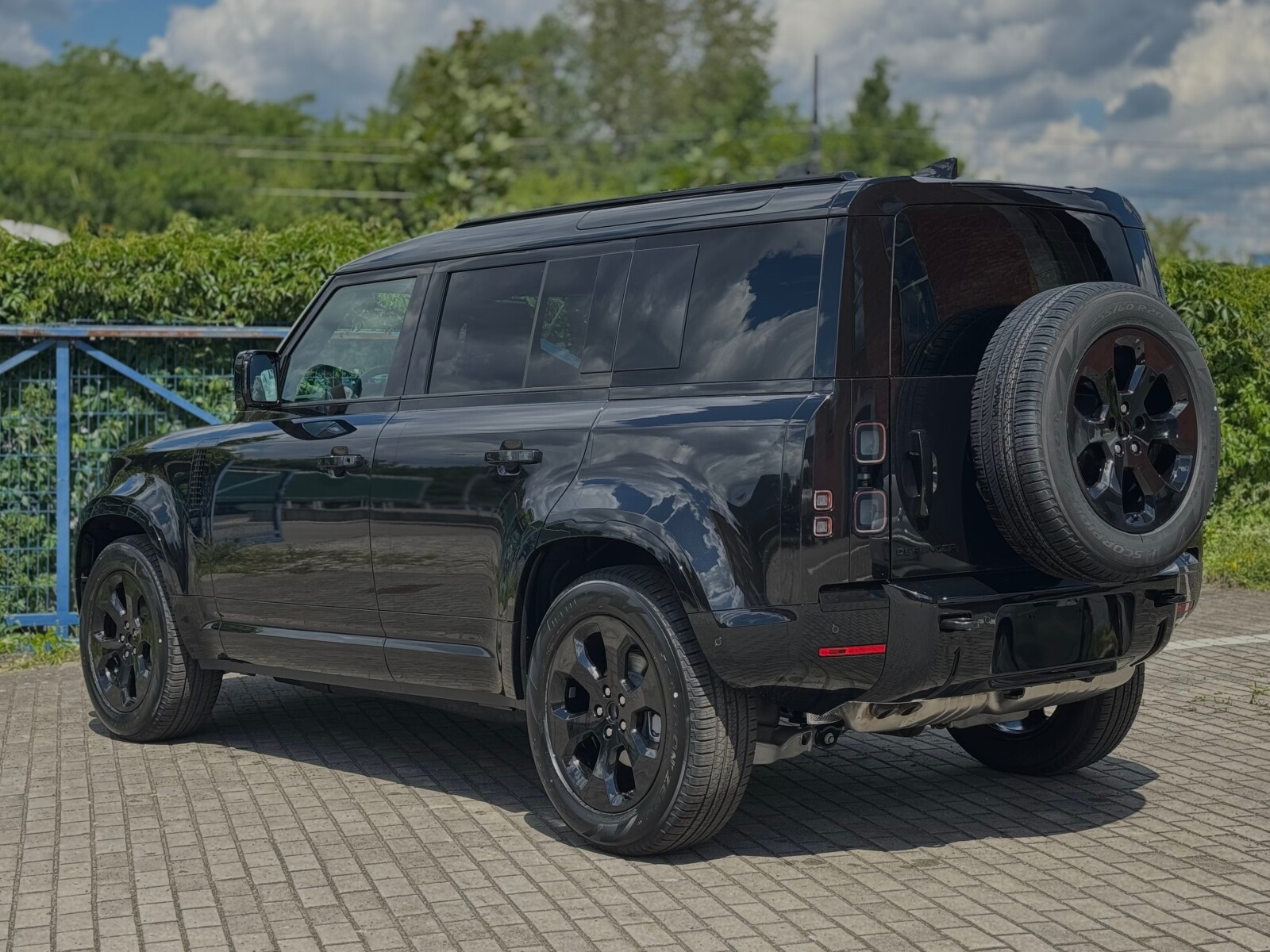 Land Rover Defender 110 - zdjęcie 2