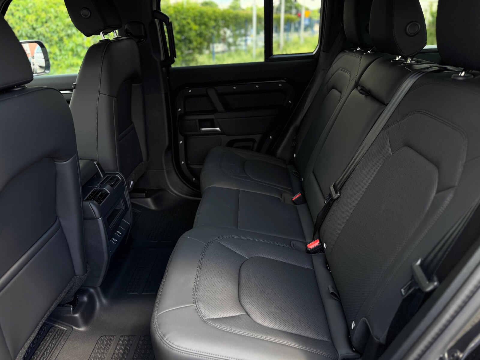 Land Rover Defender 110 - zdjęcie 19