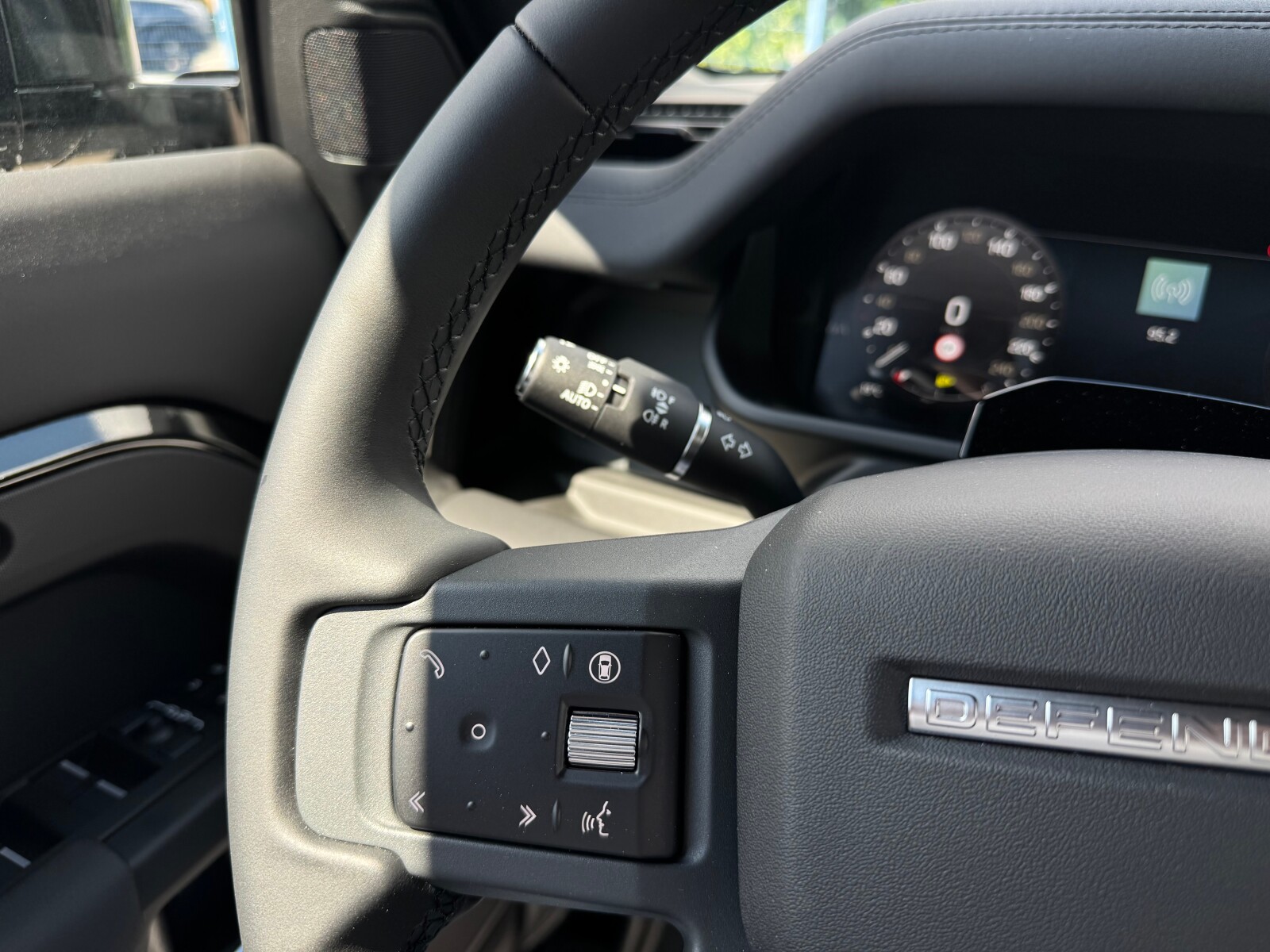 Land Rover Defender 110 - zdjęcie 10