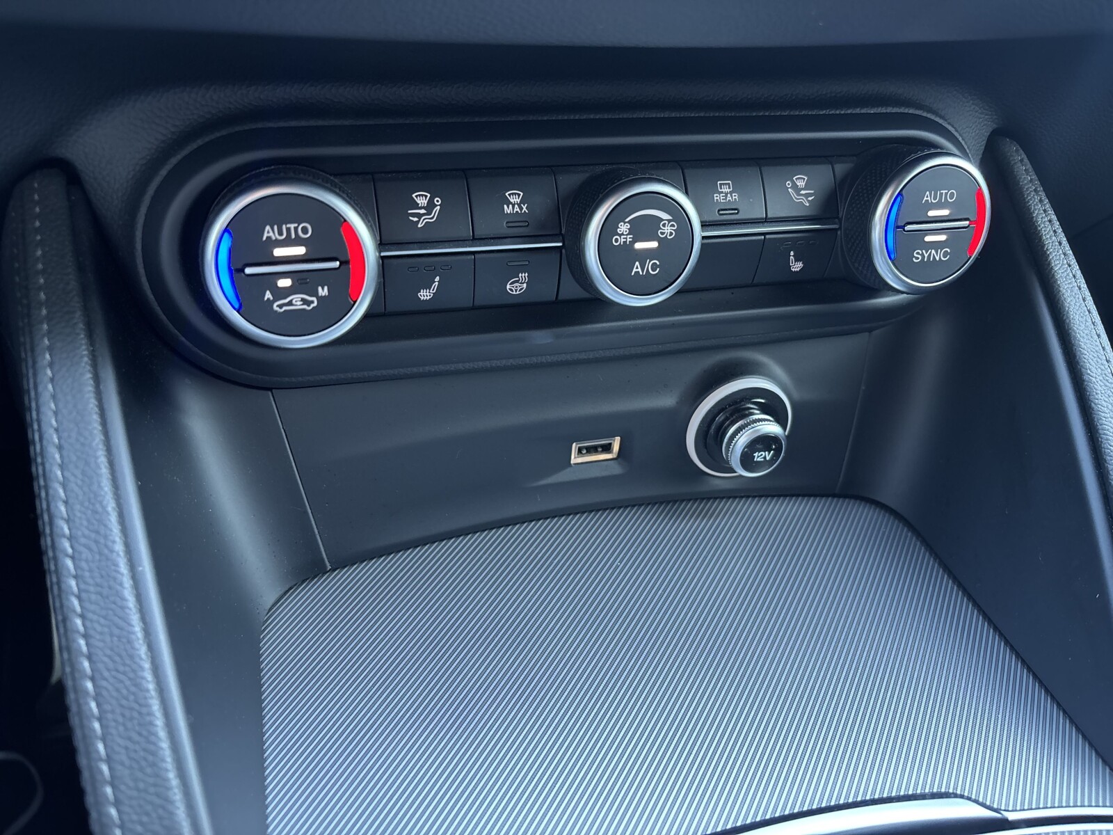 Alfa Romeo Stelvio - zdjęcie 18