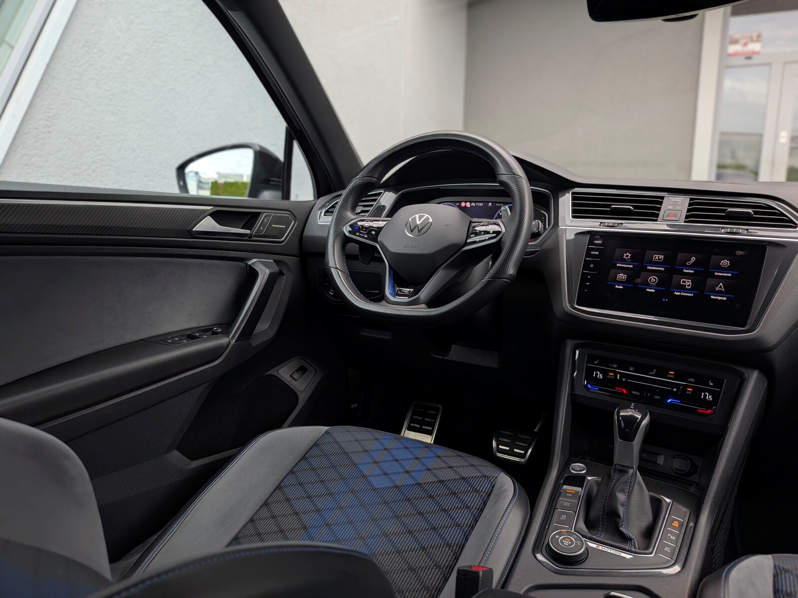 Volkswagen Tiguan - zdjęcie 16