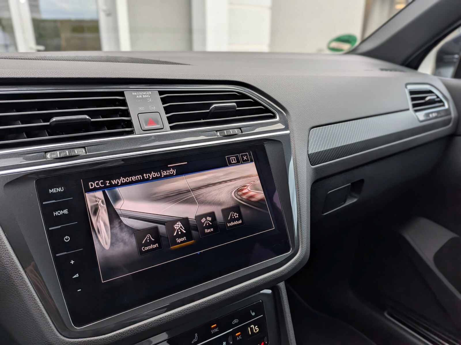 Volkswagen Tiguan - zdjęcie 30