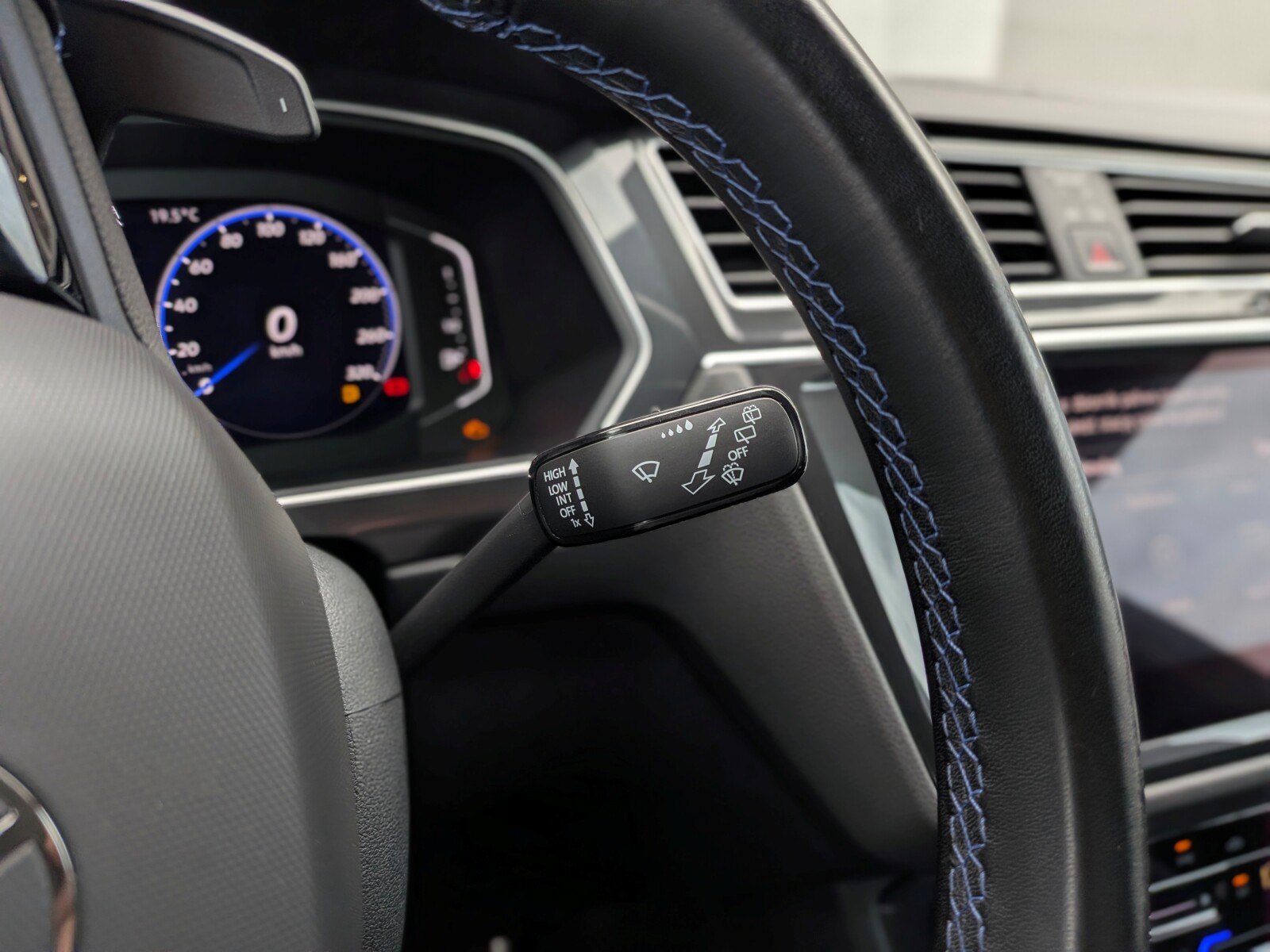 Volkswagen Tiguan - zdjęcie 21