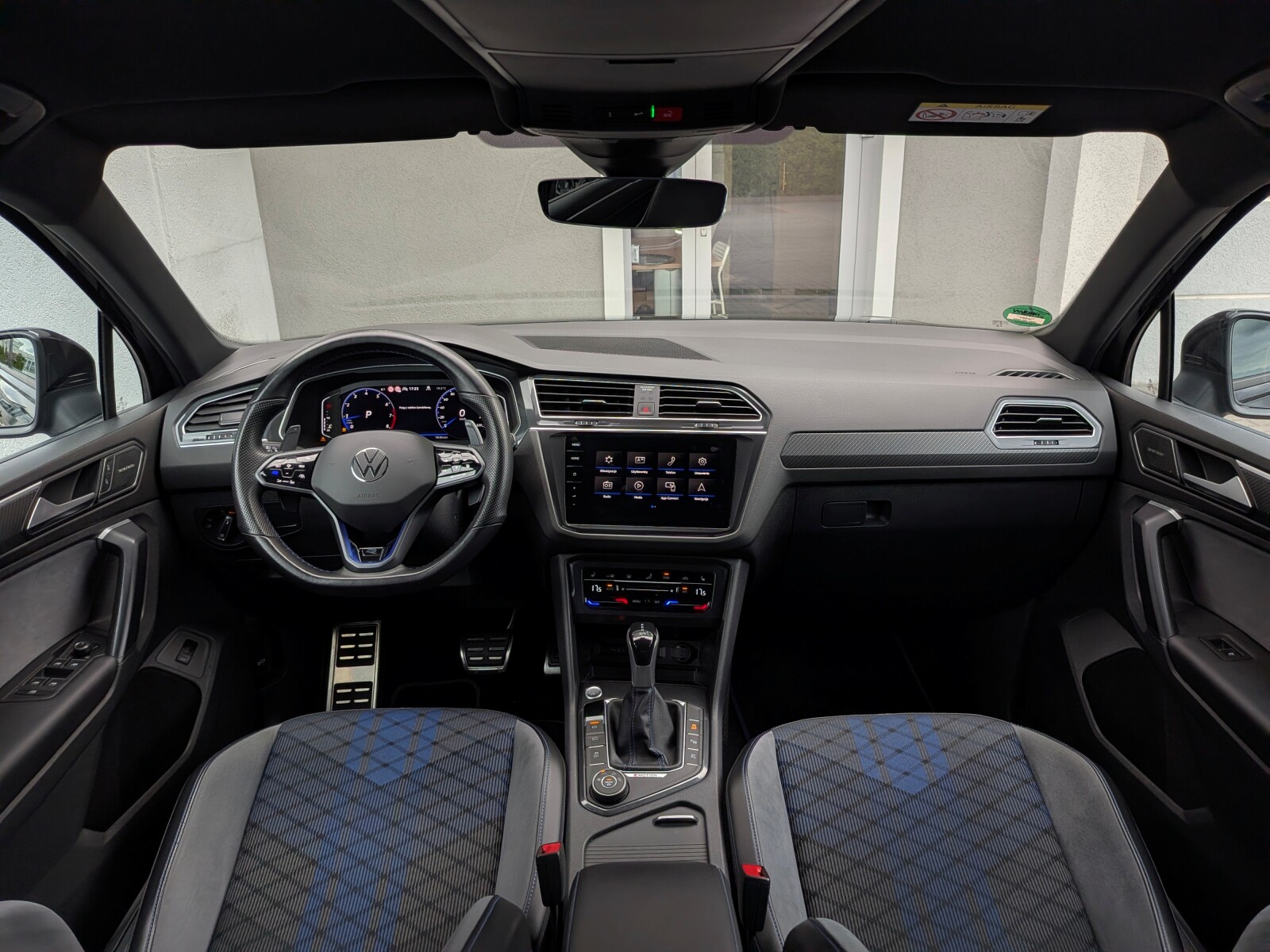 Volkswagen Tiguan - zdjęcie 14