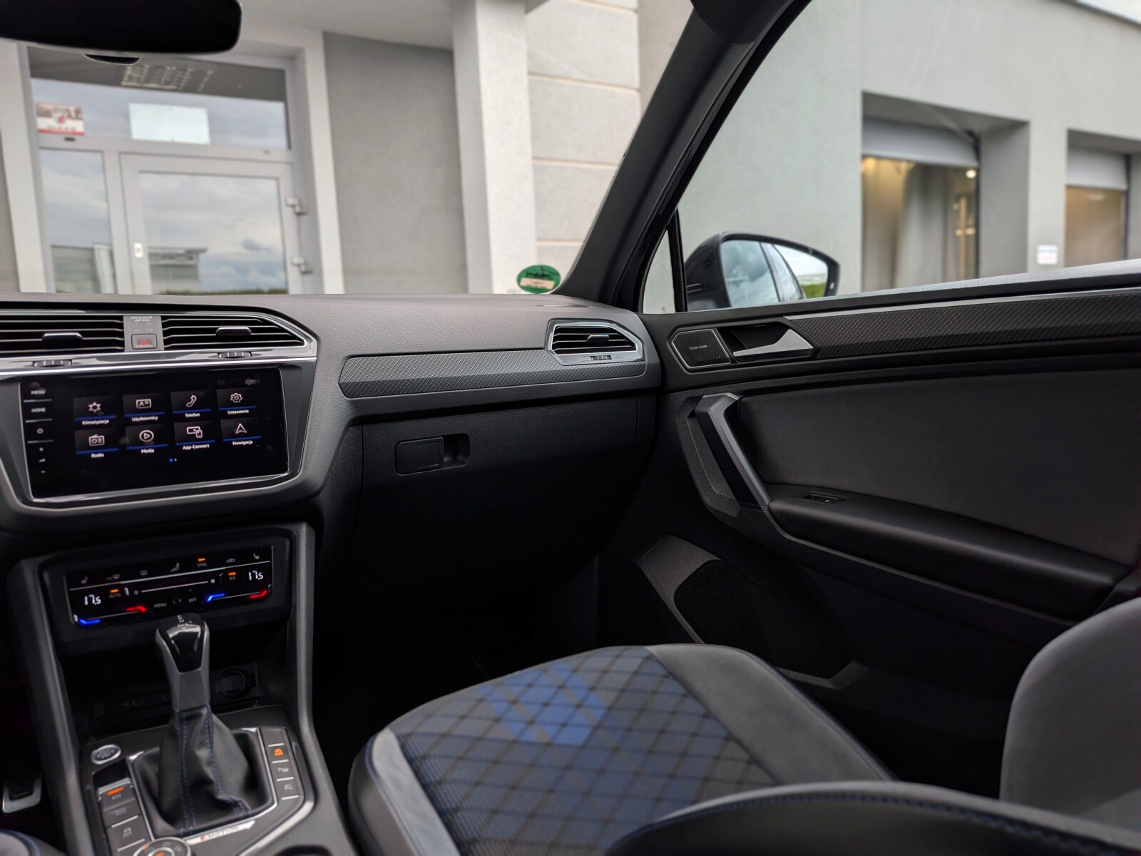 Volkswagen Tiguan - zdjęcie 17