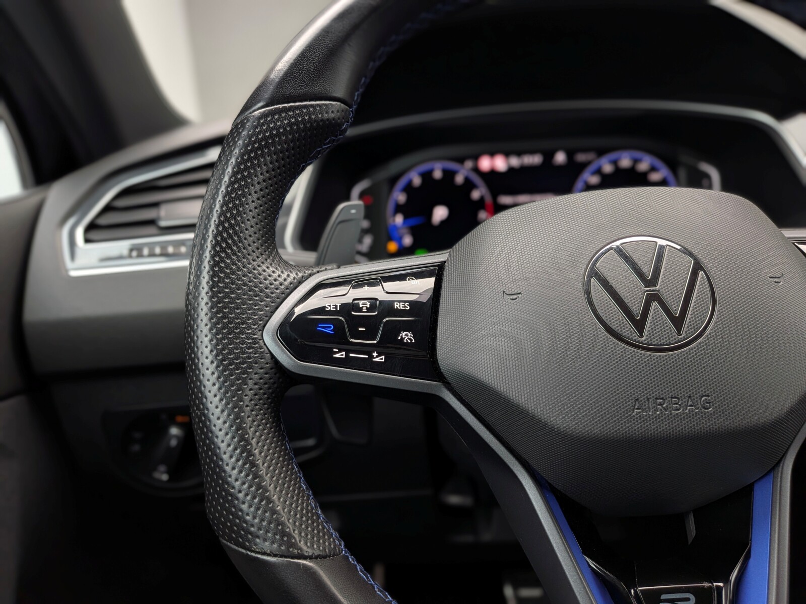 Volkswagen Tiguan - zdjęcie 22