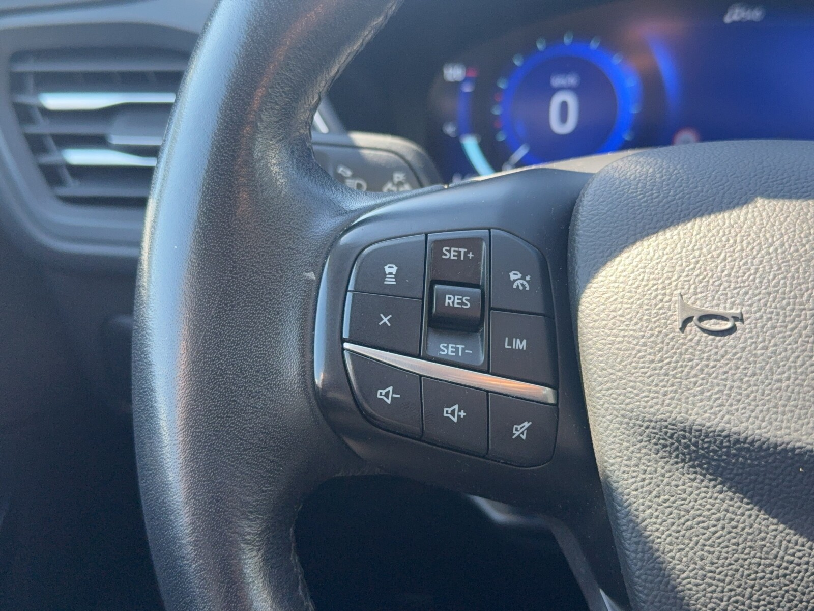 Ford Kuga - zdjęcie 22
