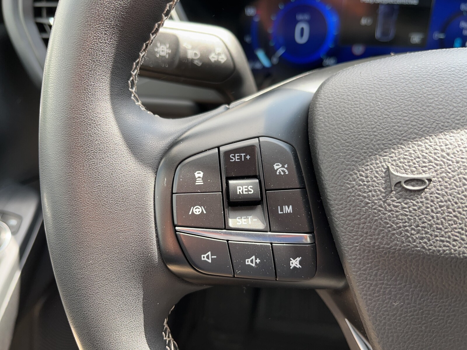Ford Kuga - zdjęcie 21