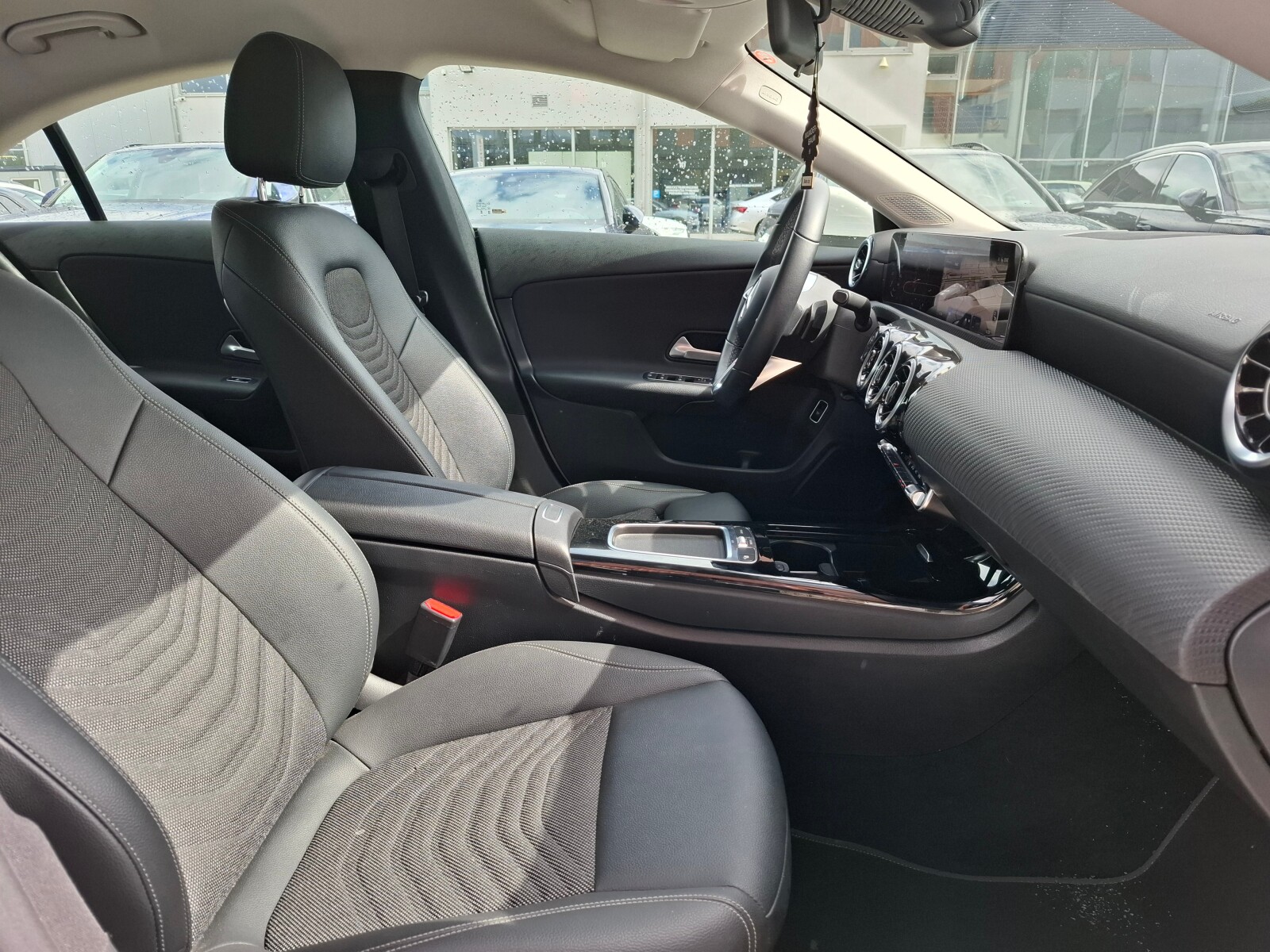 Mercedes-Benz CLA 200 - zdjęcie 5