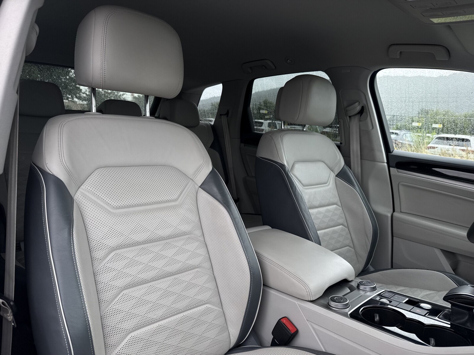 Volkswagen Touareg - zdjęcie 16