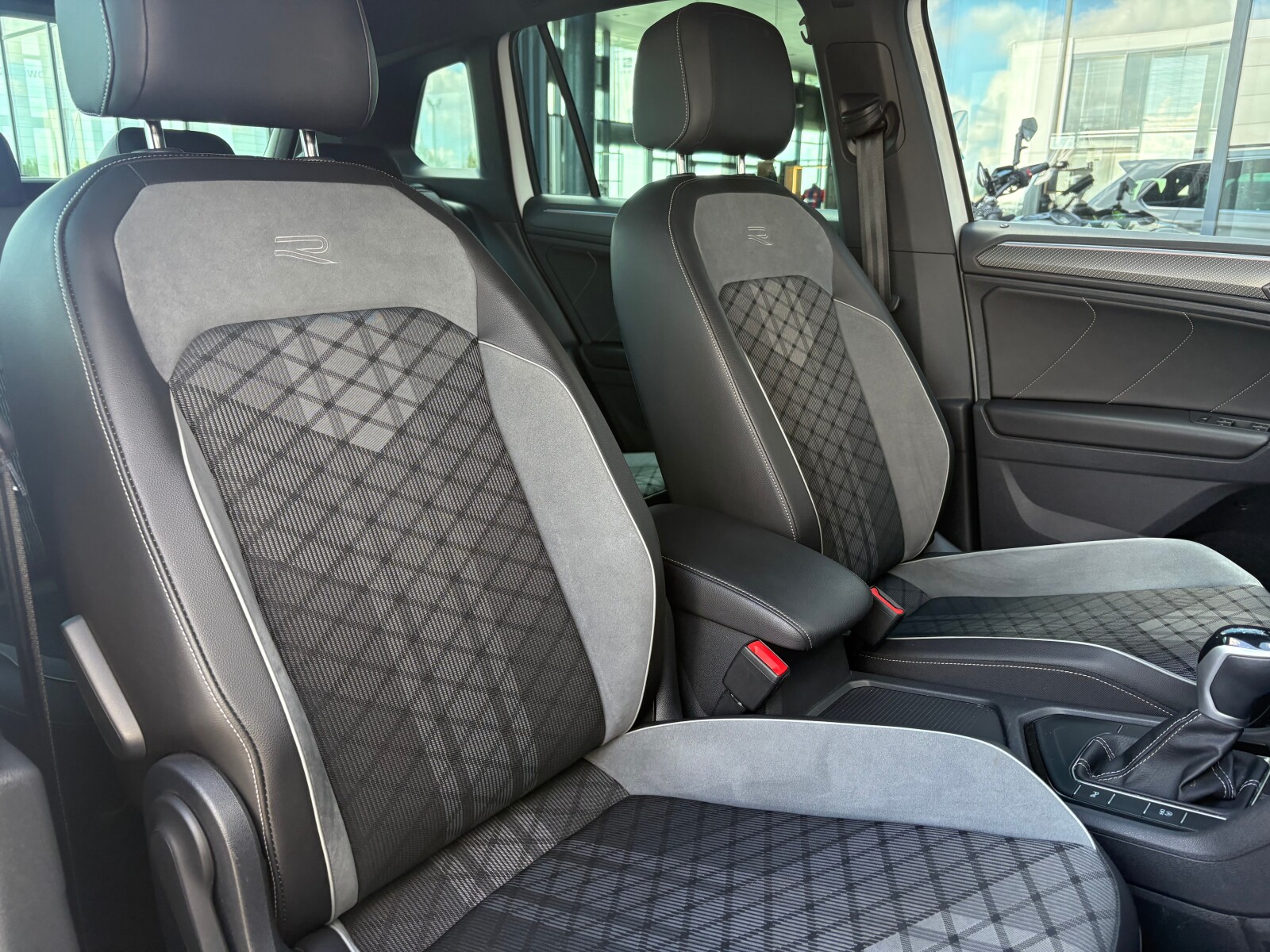 Volkswagen Tiguan - zdjęcie 17