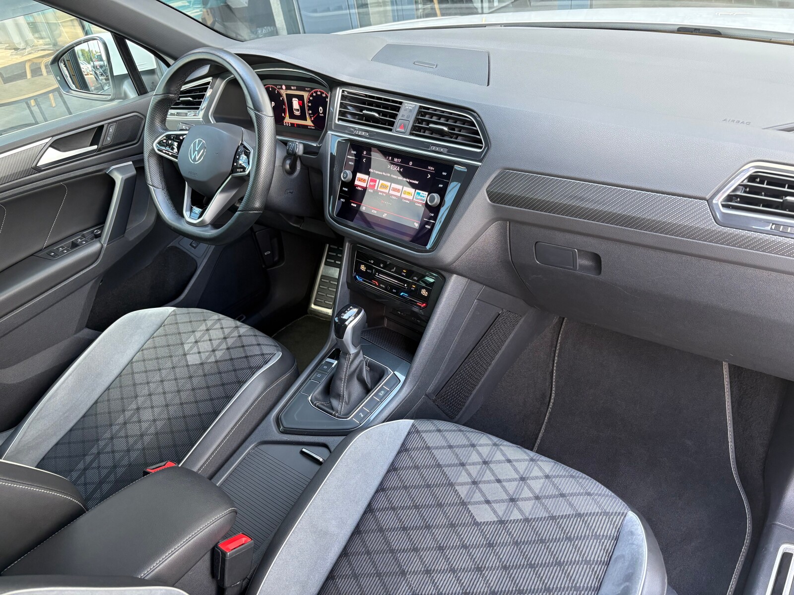 Volkswagen Tiguan - zdjęcie 16