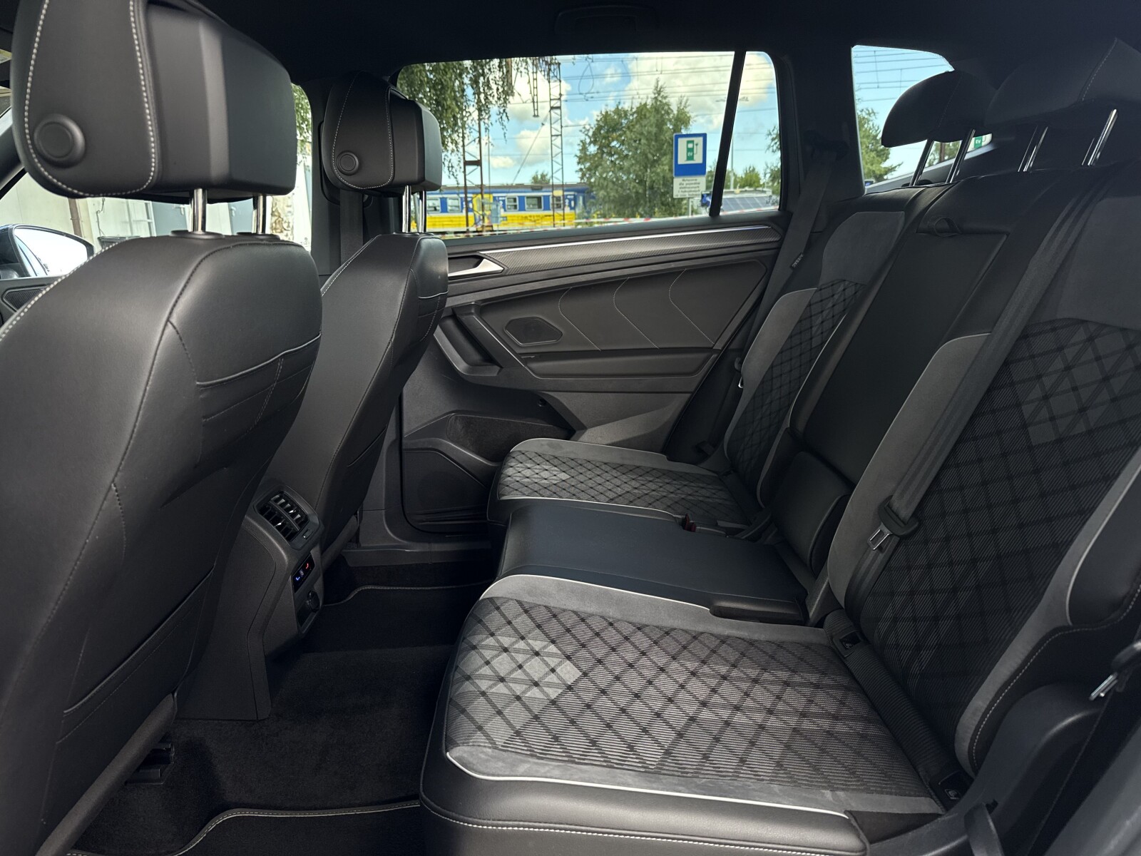Volkswagen Tiguan Allspace - zdjęcie 31