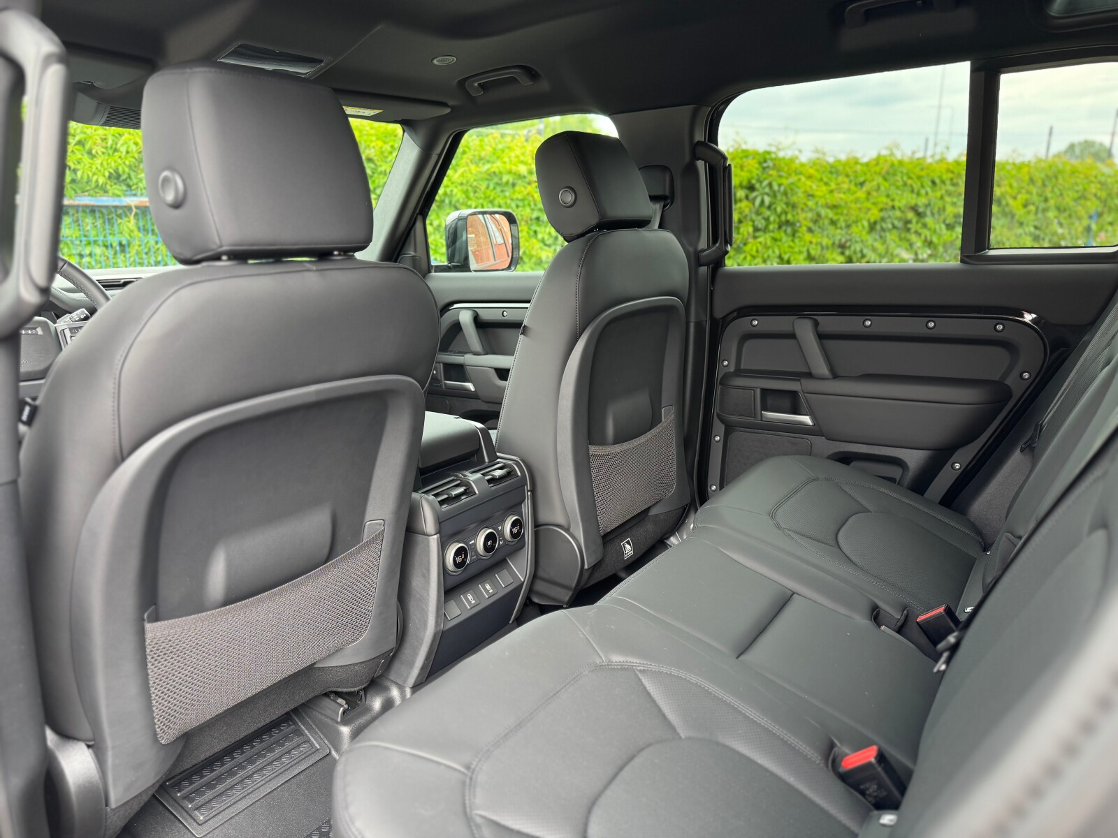 Land Rover Defender 110 - zdjęcie 9