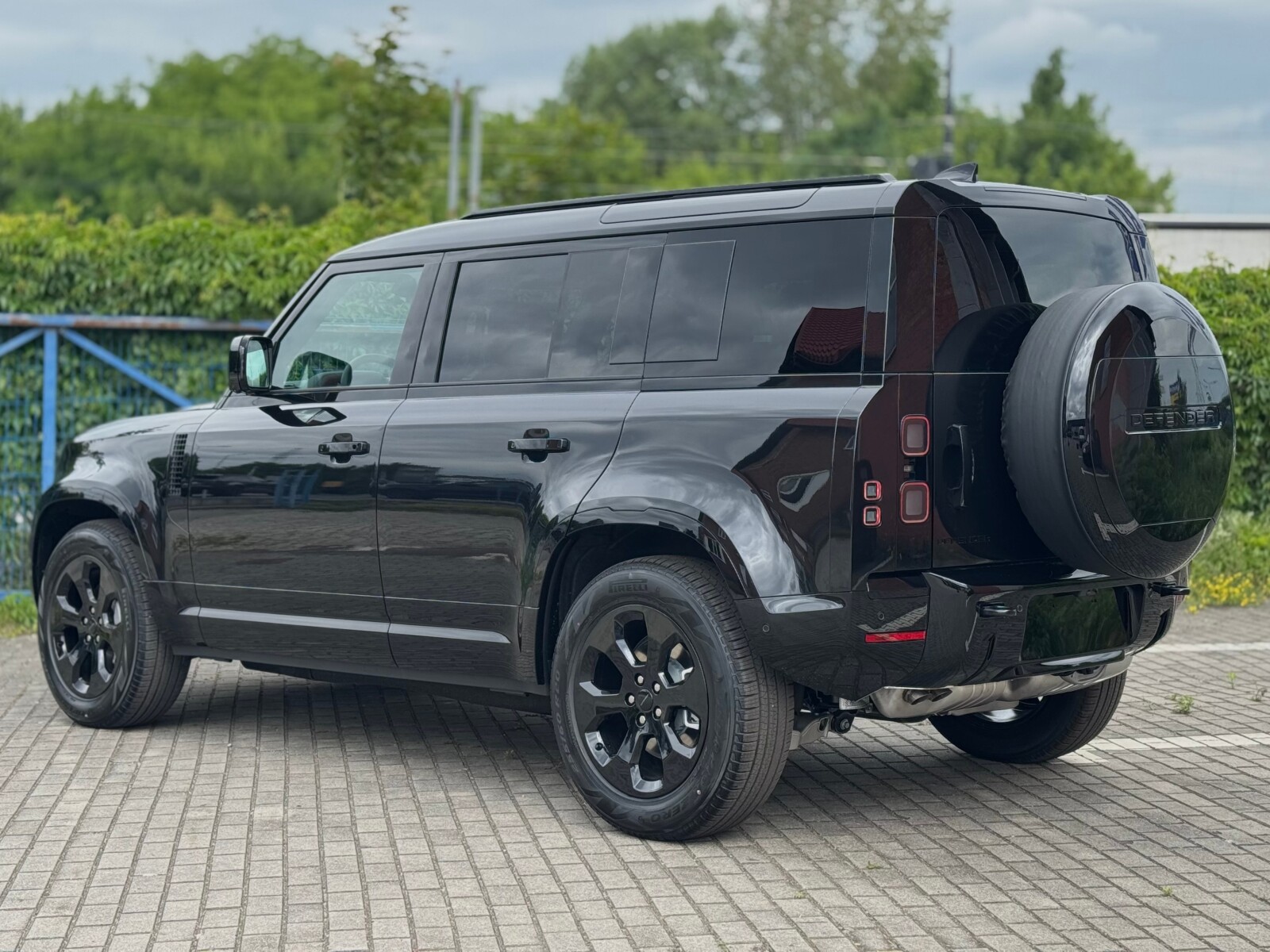 Land Rover Defender 110 - zdjęcie 2