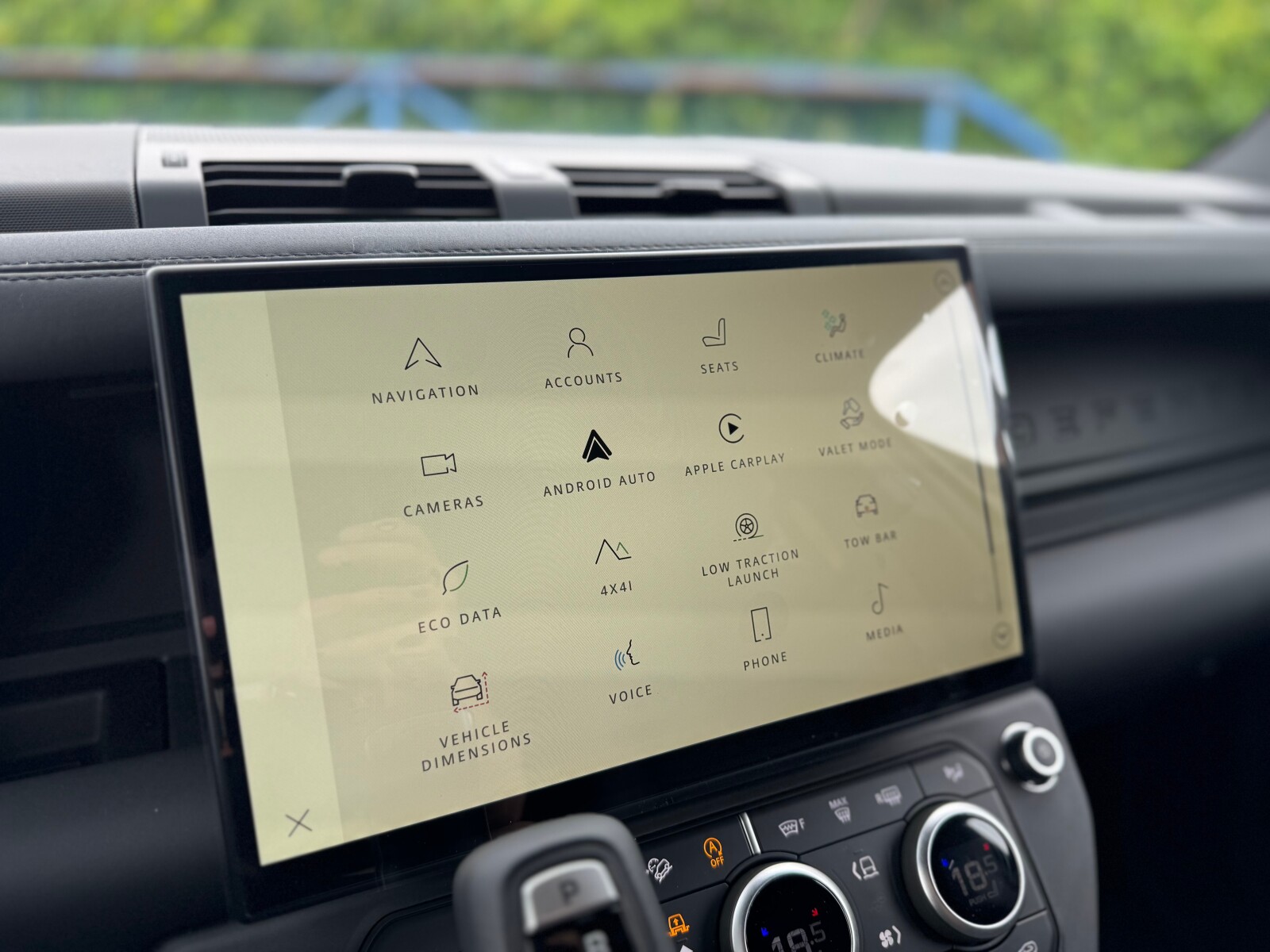 Land Rover Defender 110 - zdjęcie 18