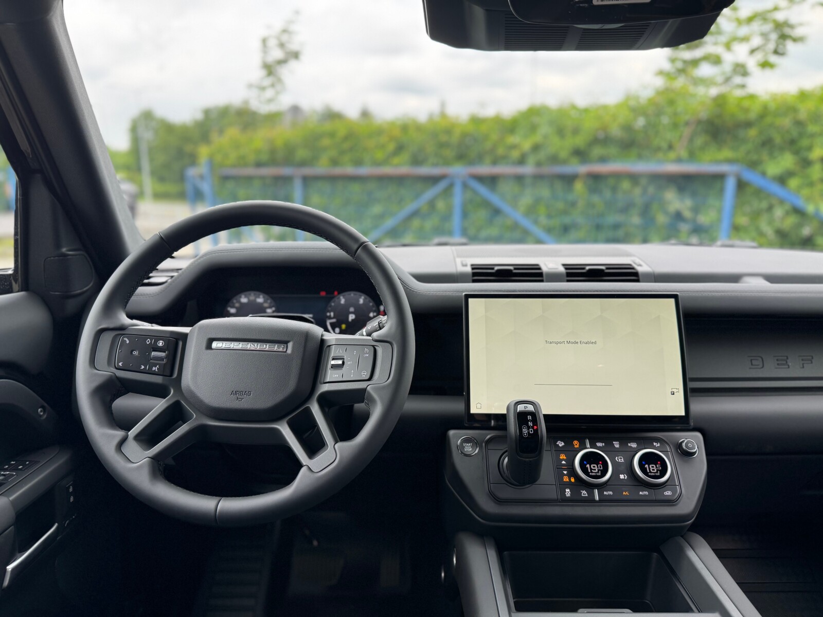 Land Rover Defender 110 - zdjęcie 17