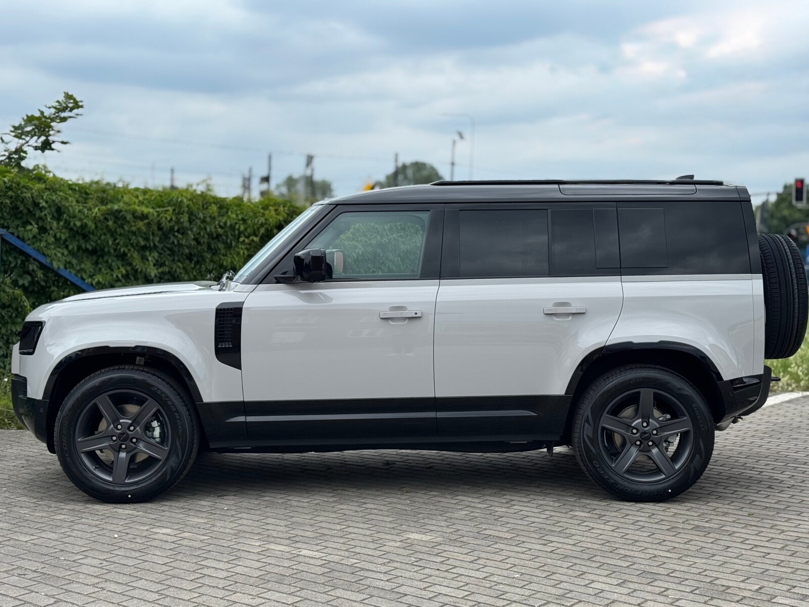Land Rover Defender 110 - zdjęcie 3