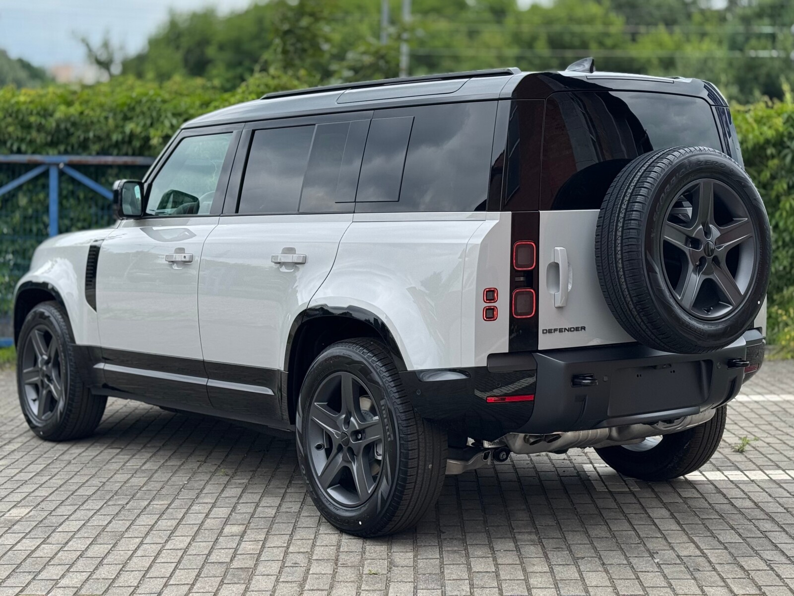Land Rover Defender 110 - zdjęcie 2
