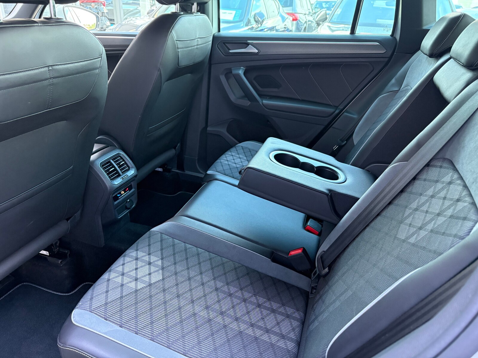 Volkswagen Tiguan - zdjęcie 14