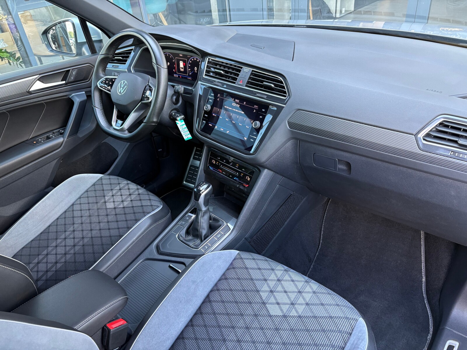 Volkswagen Tiguan - zdjęcie 16