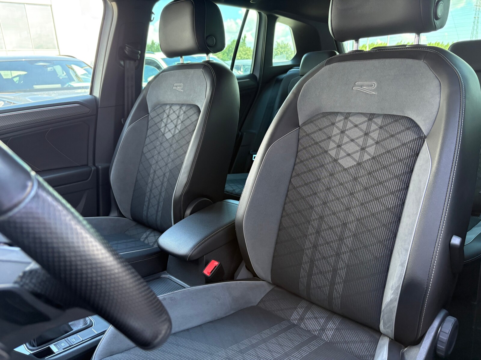 Volkswagen Tiguan - zdjęcie 12