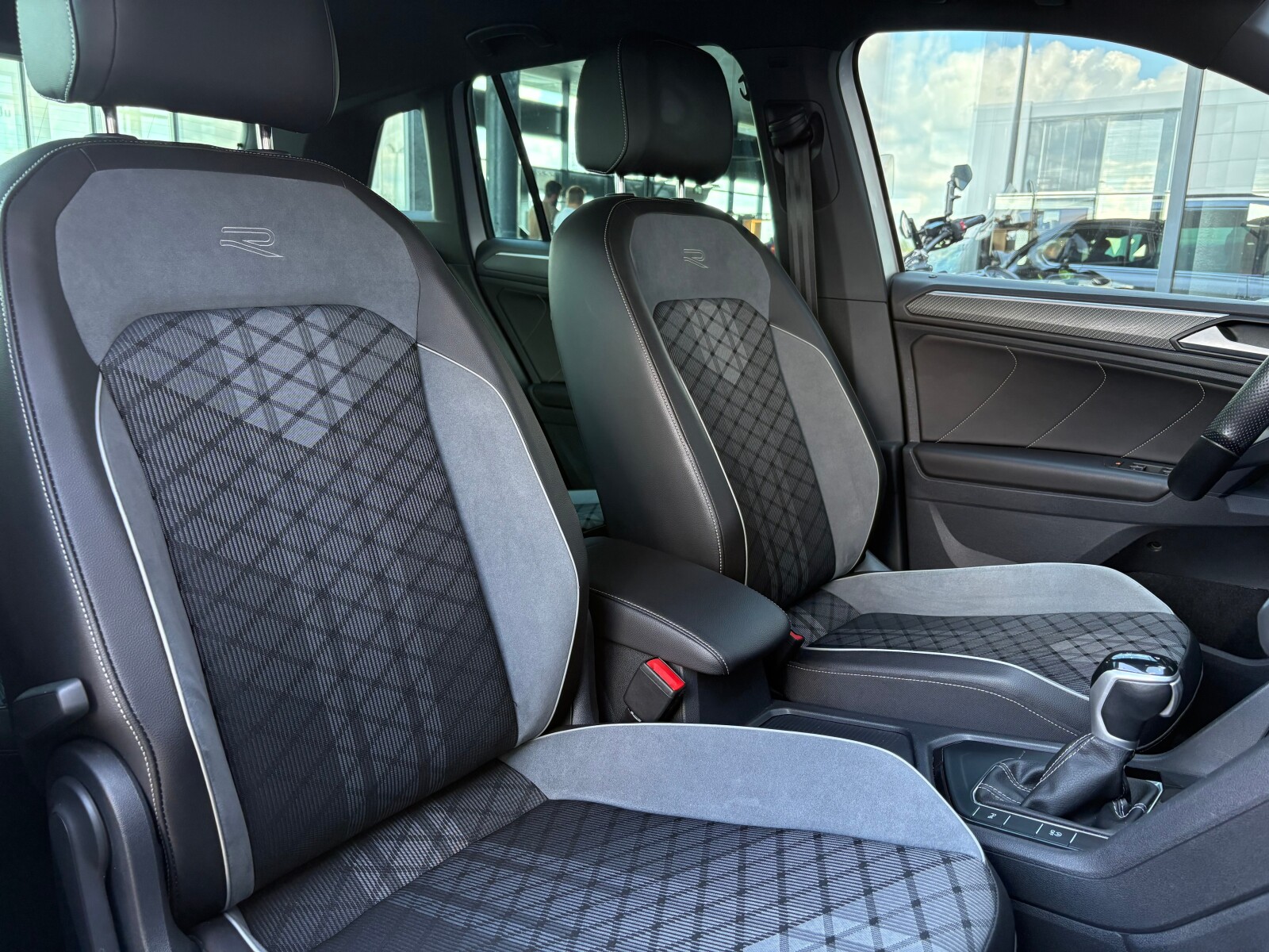 Volkswagen Tiguan - zdjęcie 17