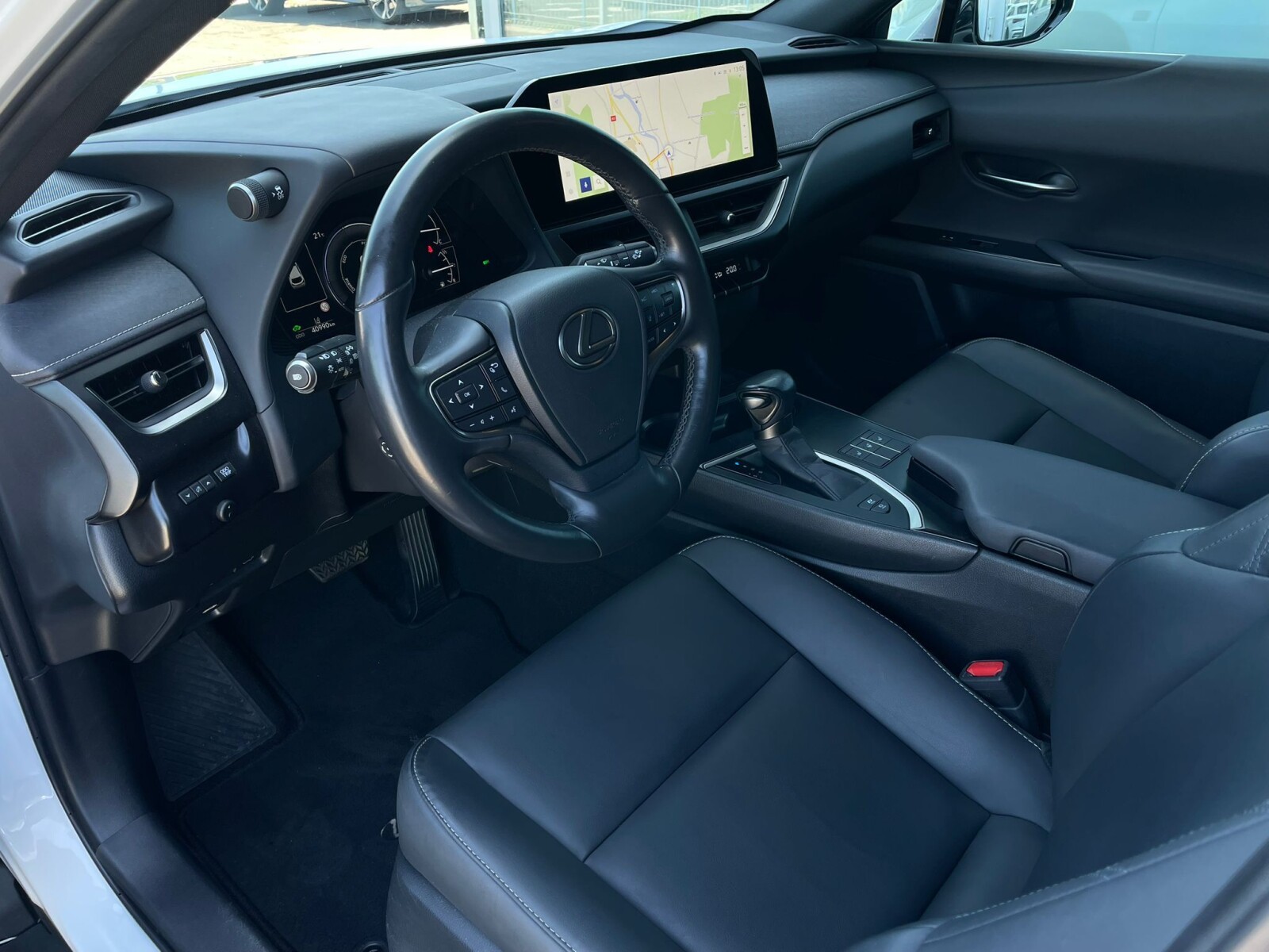 Lexus UX 250H - zdjęcie 18