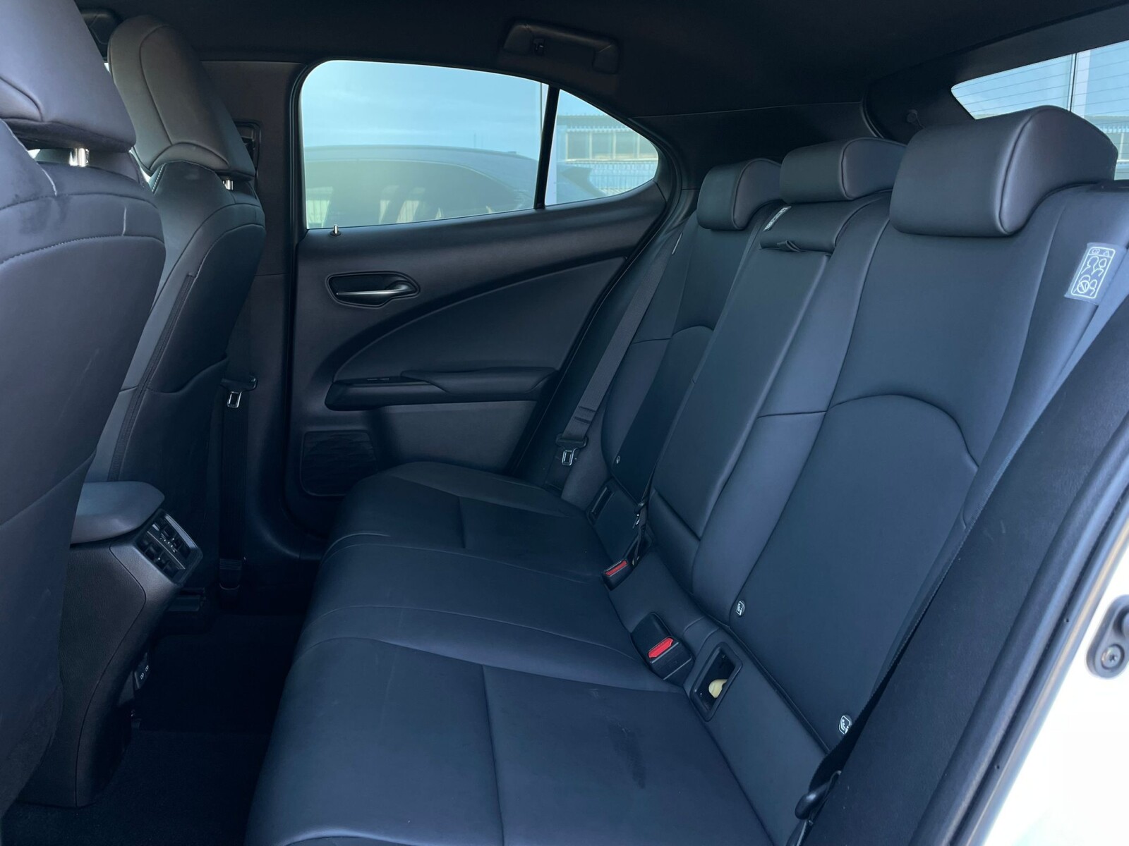 Lexus UX 250H - zdjęcie 12