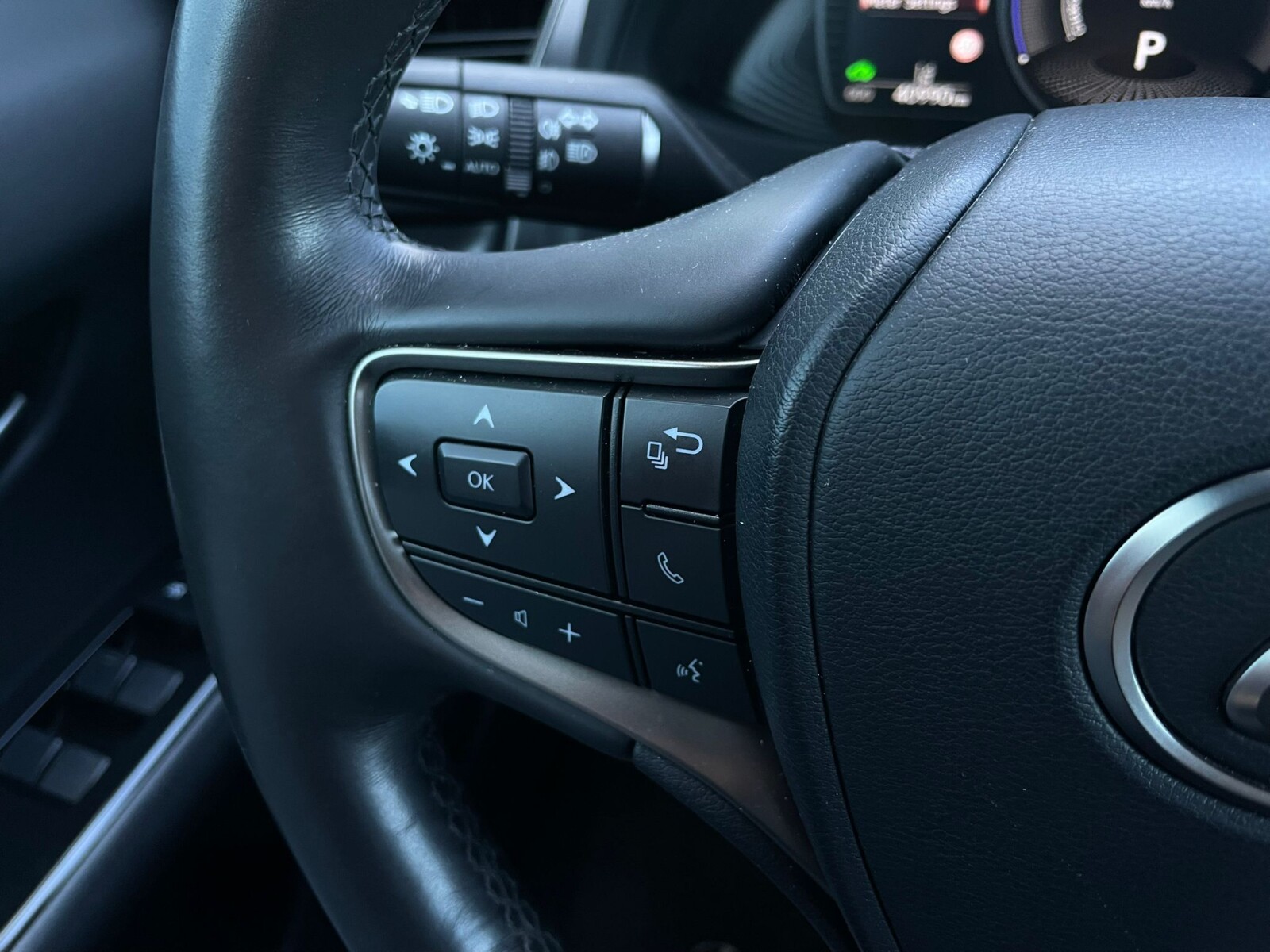 Lexus UX 250H - zdjęcie 22