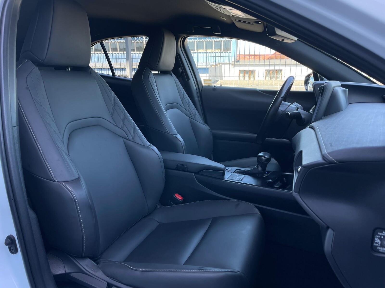 Lexus UX 250H - zdjęcie 21