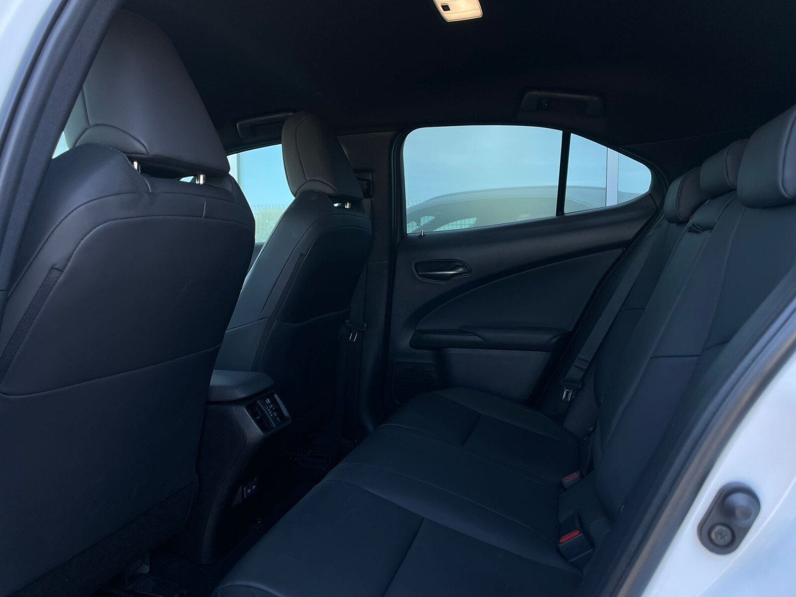 Lexus UX 250H - zdjęcie 11