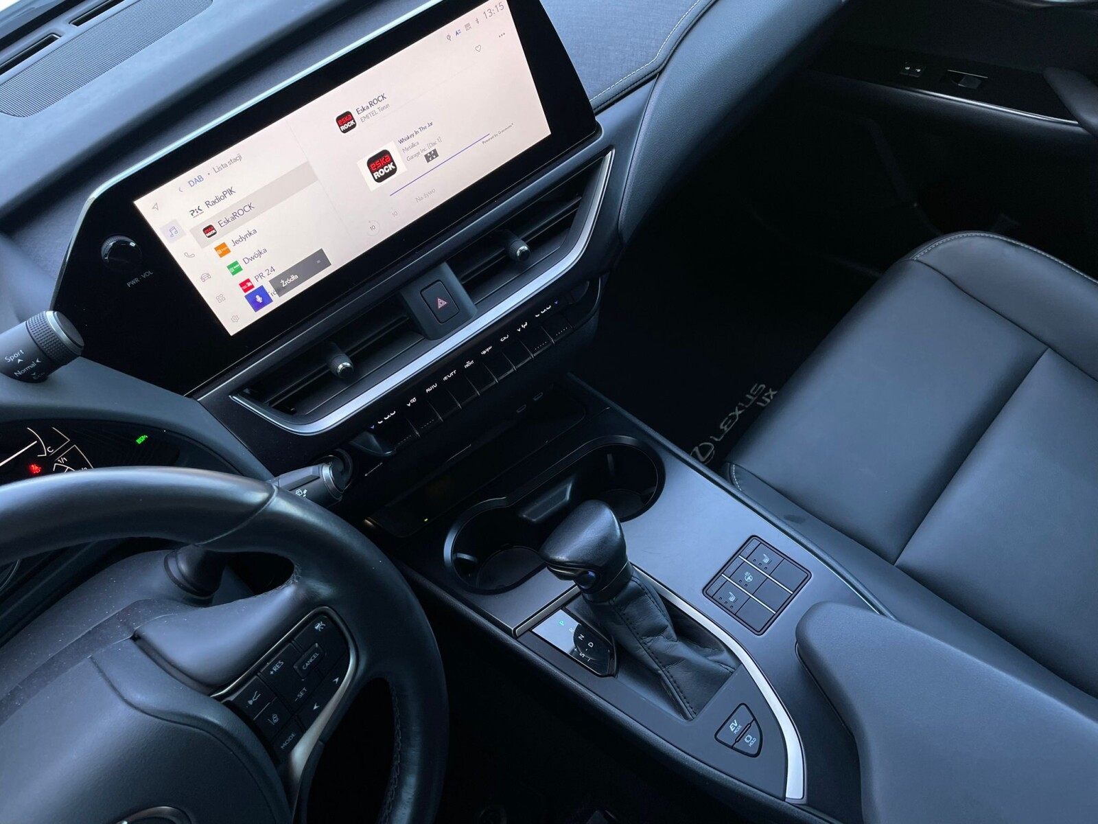 Lexus UX 250H - zdjęcie 30