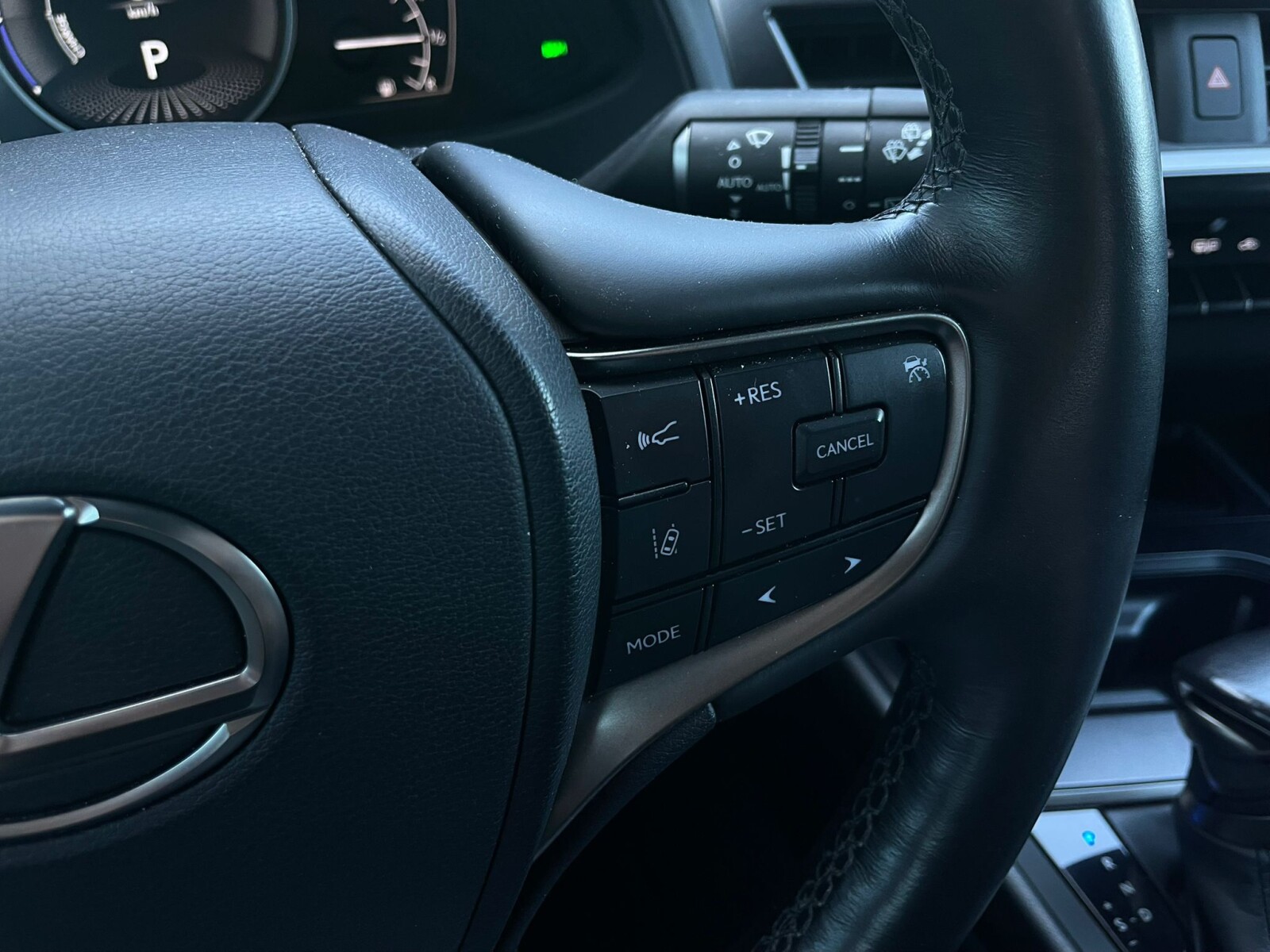 Lexus UX 250H - zdjęcie 23