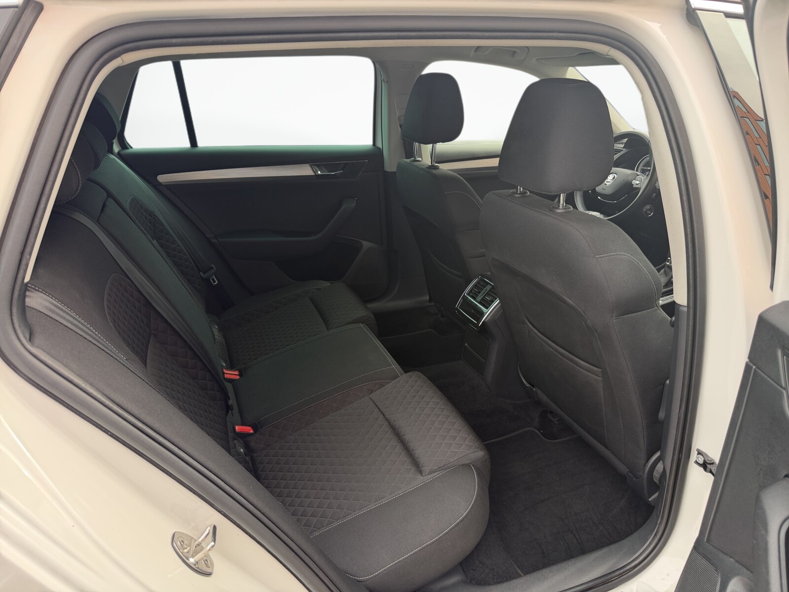 Škoda Superb - zdjęcie 34