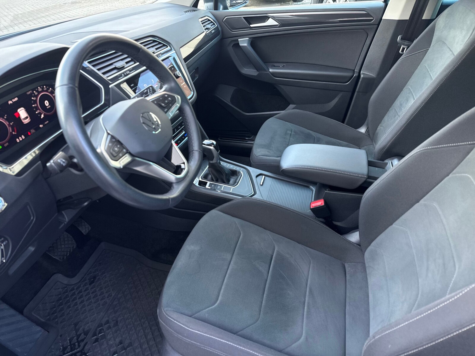 Volkswagen Tiguan - zdjęcie 13
