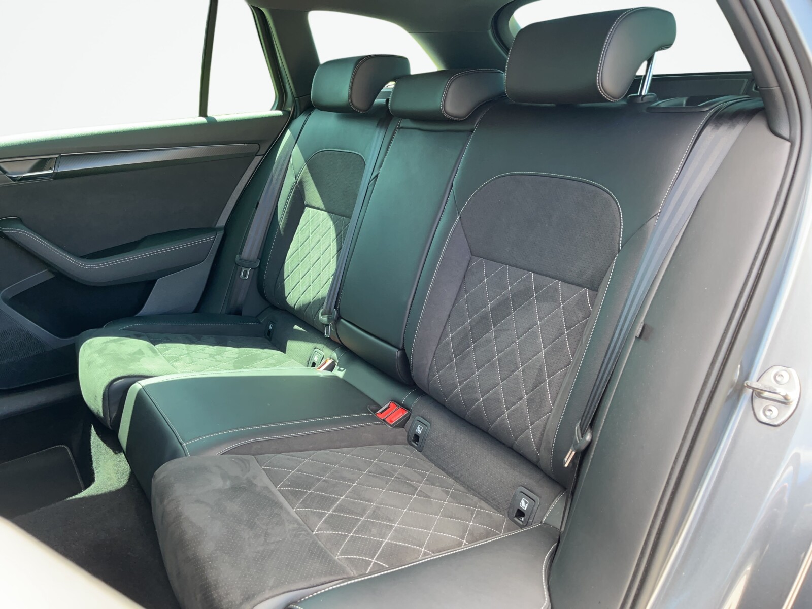 Škoda Superb Combi - zdjęcie 9