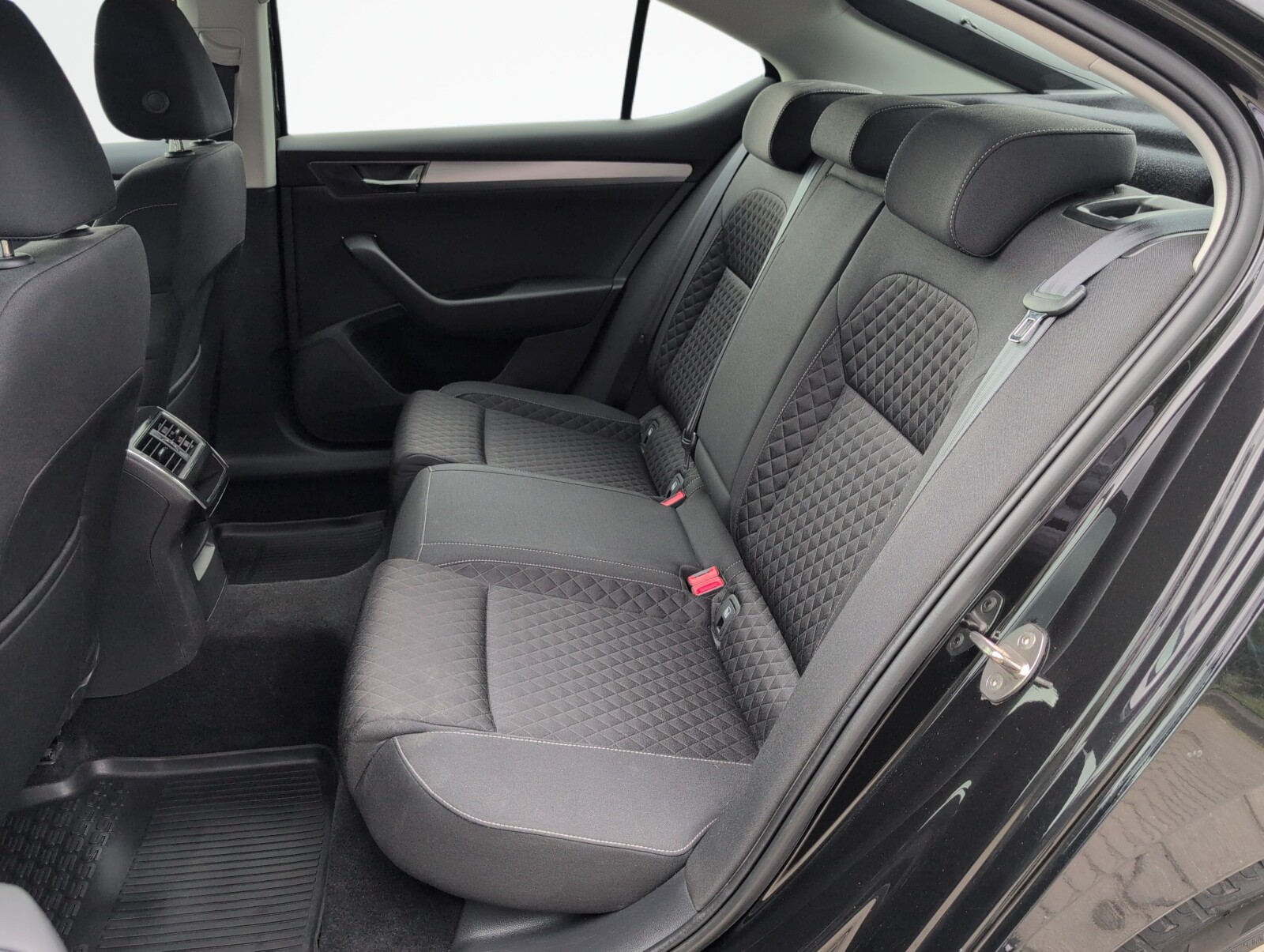 Škoda Superb - zdjęcie 11