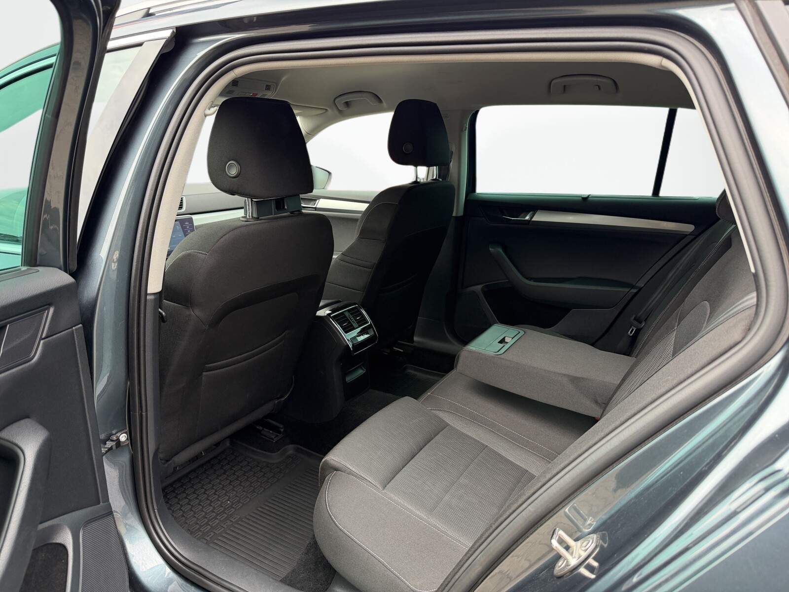 Škoda Superb Combi - zdjęcie 33