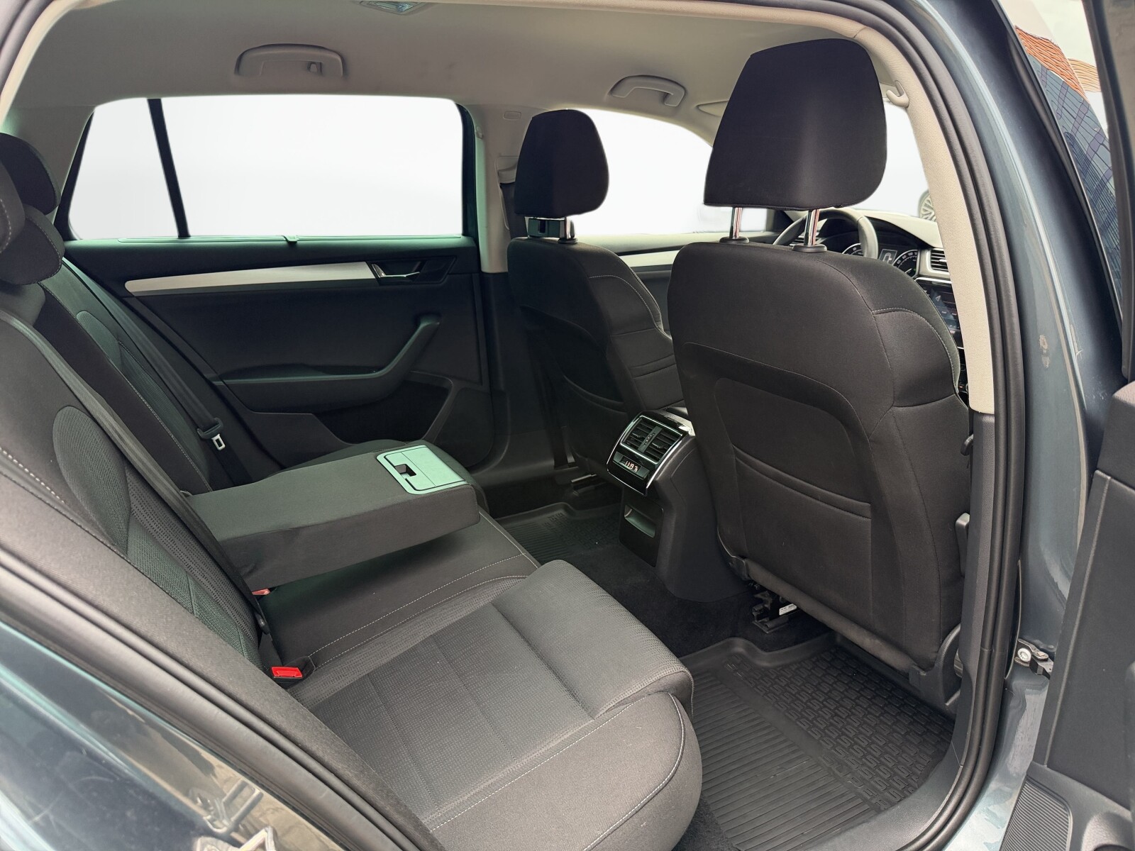 Škoda Superb Combi - zdjęcie 39