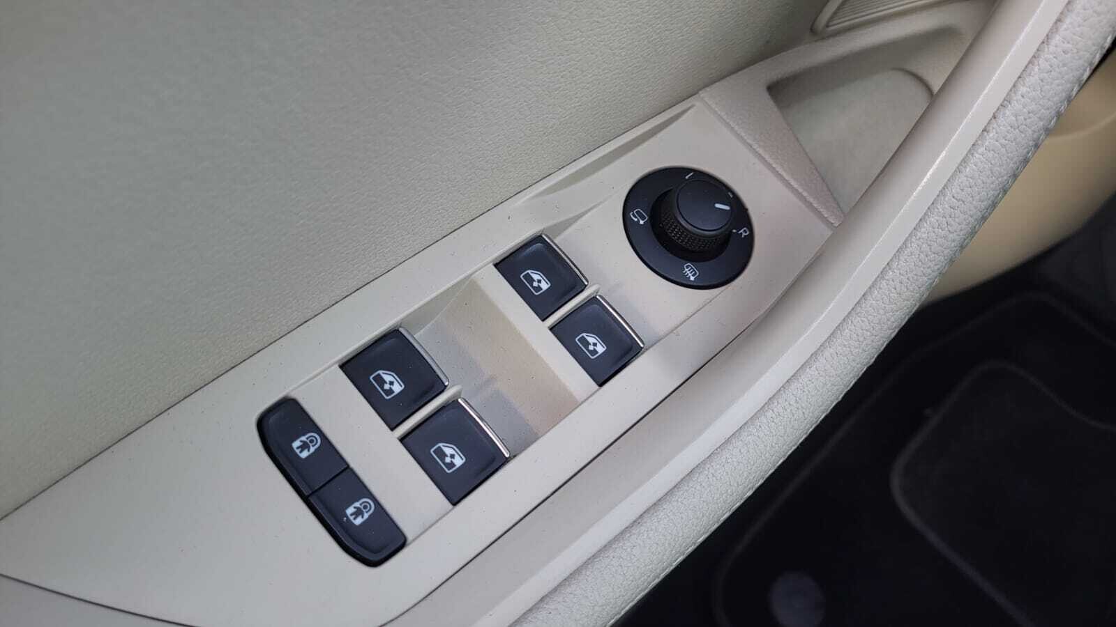 Škoda Superb Combi - zdjęcie 19