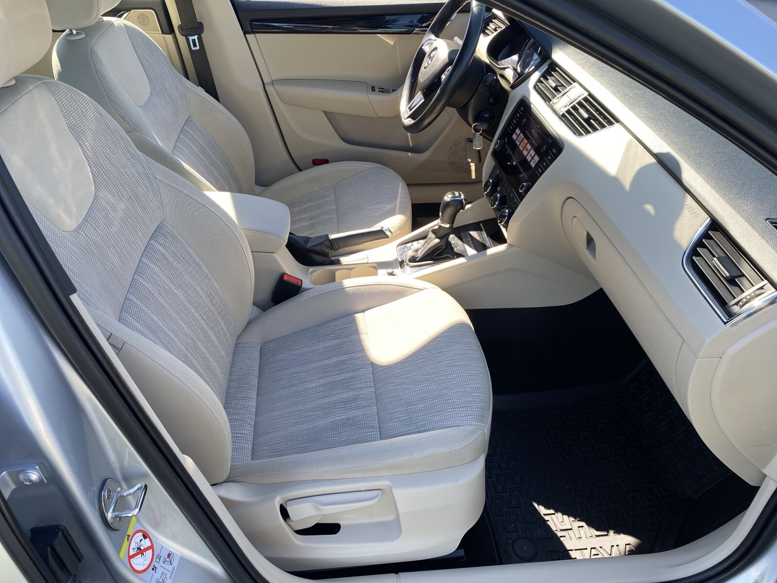 Škoda Octavia Combi - zdjęcie 14