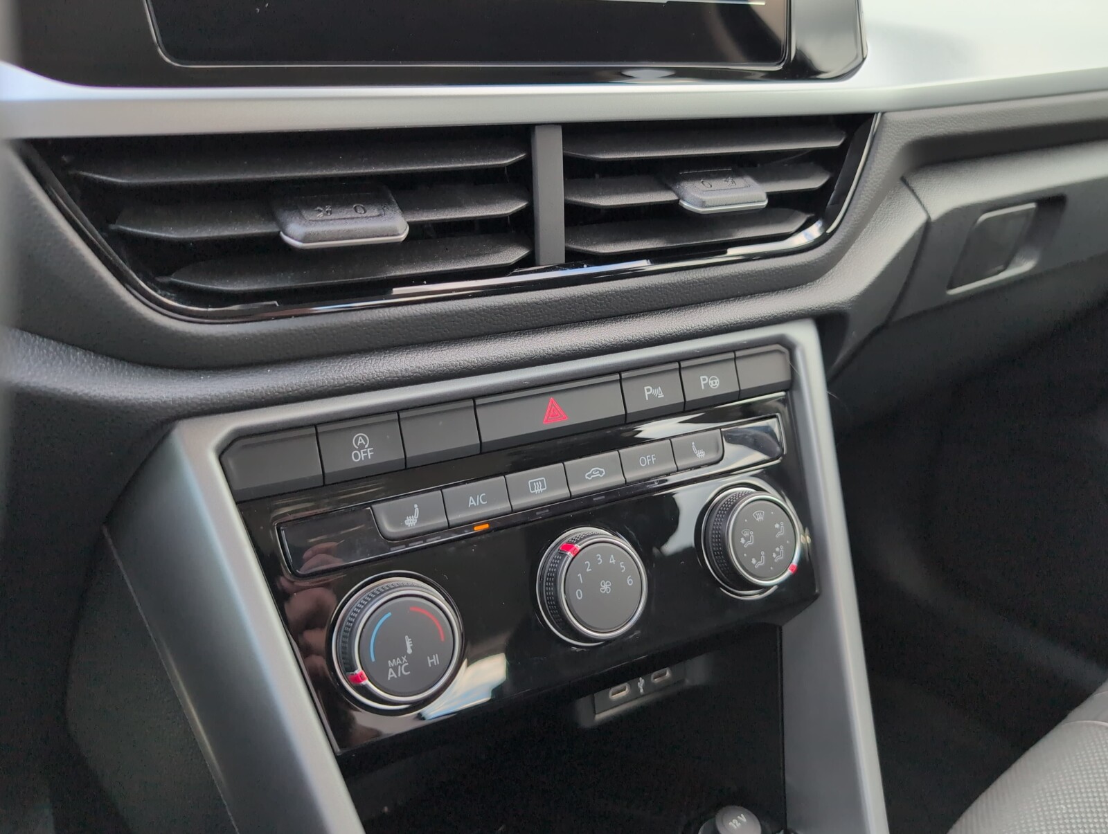 Volkswagen T-Roc - zdjęcie 30