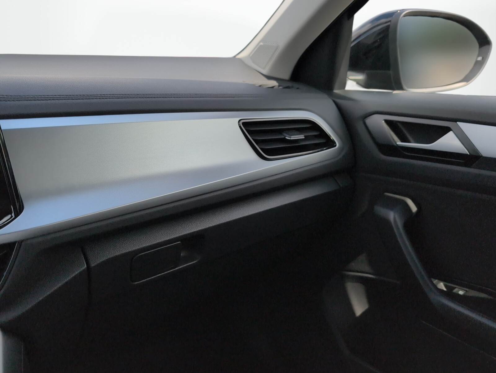 Volkswagen T-Roc - zdjęcie 34
