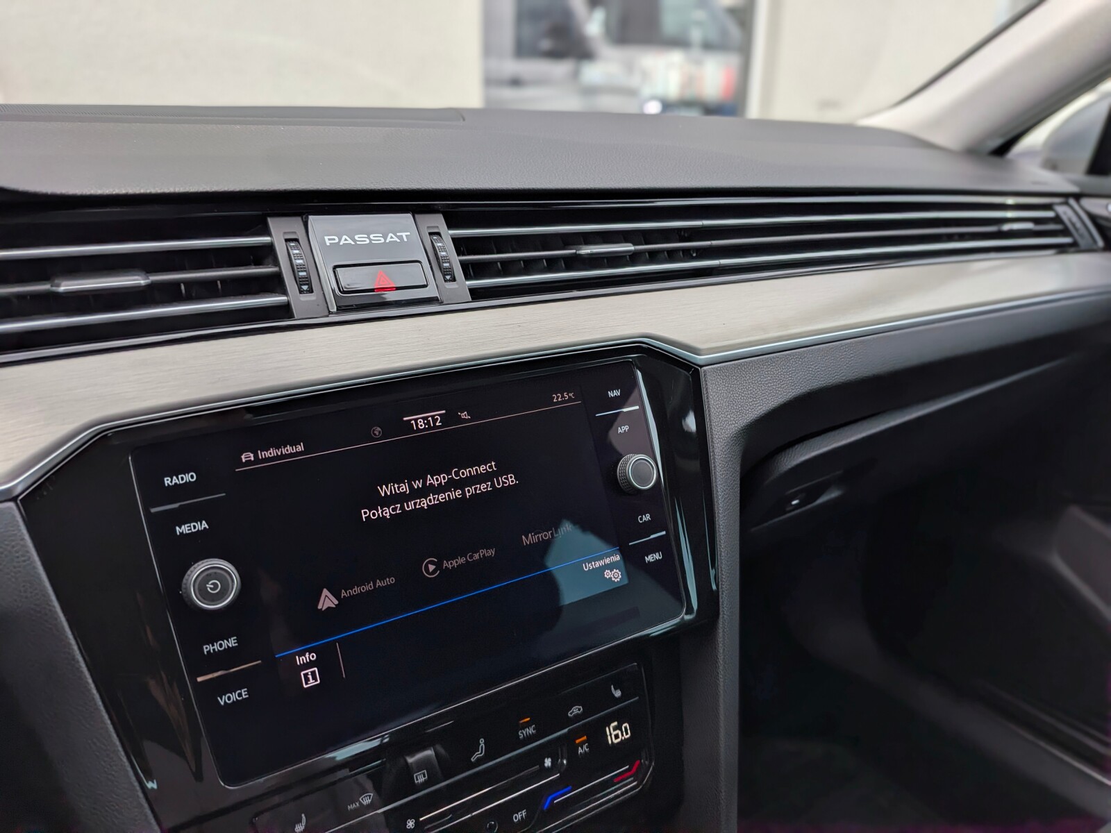 Volkswagen Passat - zdjęcie 25
