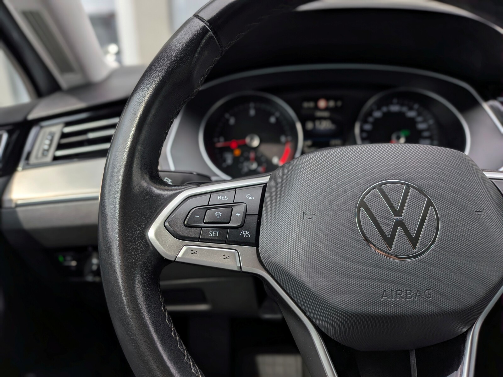 Volkswagen Passat - zdjęcie 17